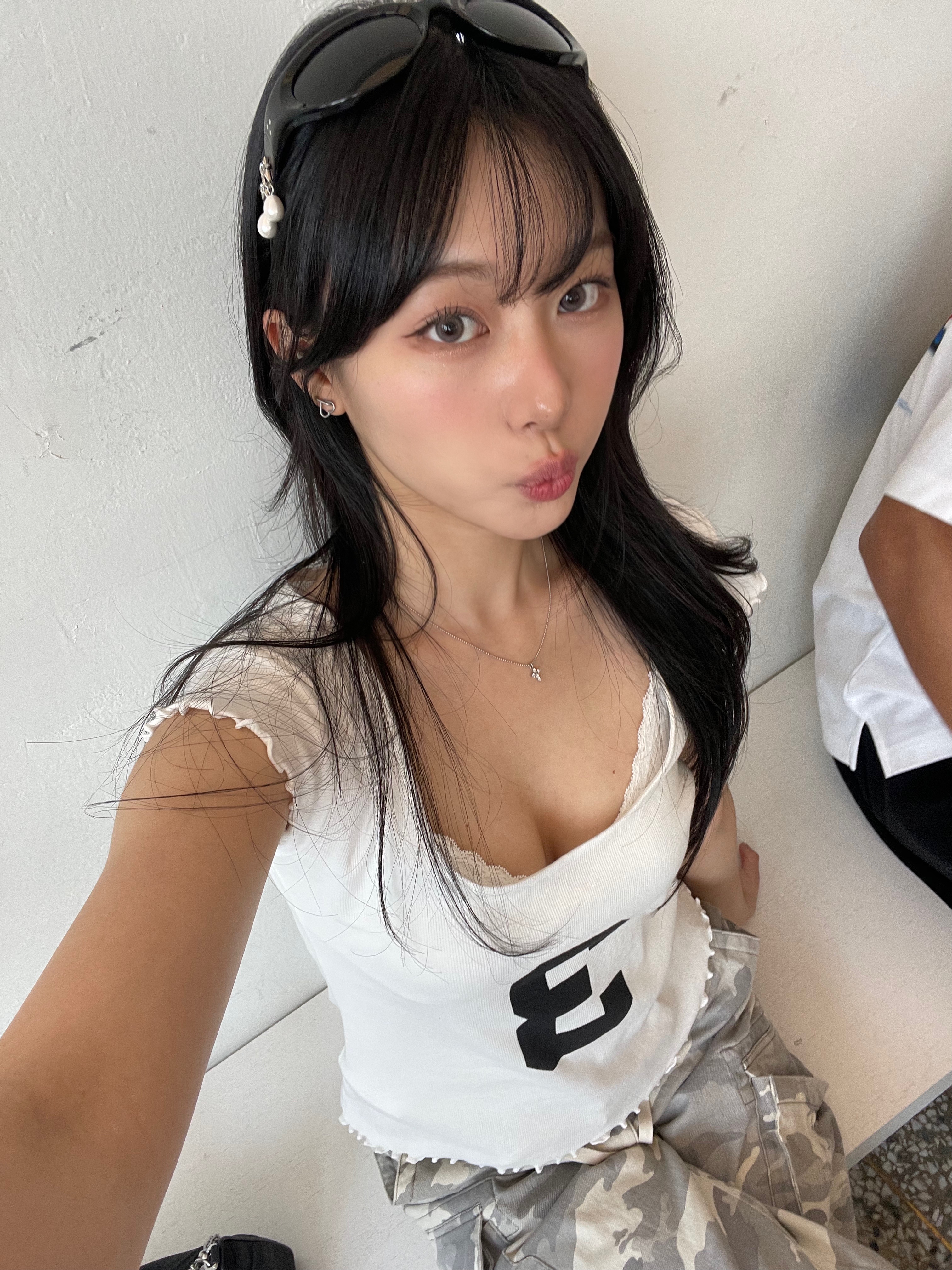 Gentle Monster x Jennie Jentle Salon Donut Bun 01 Black Gray 착용 스타일 - 3