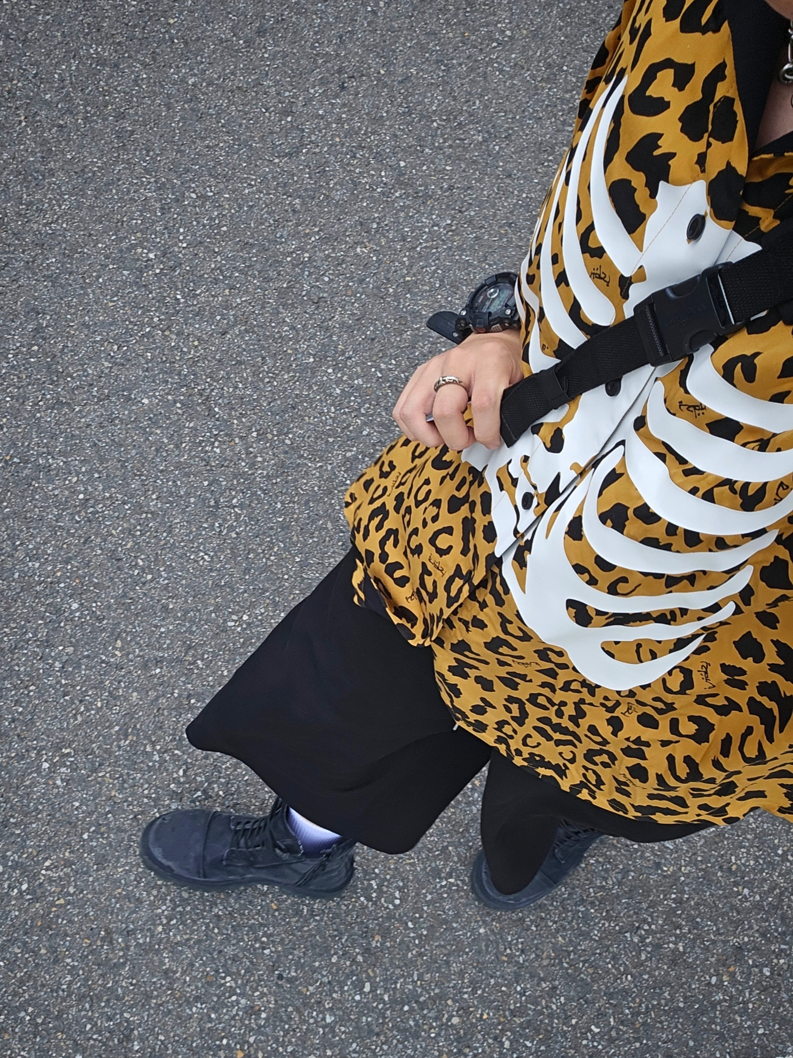 Vans x Mark SBTG Skelleton Short Sleeve Shirt Brown 착용 스타일 - 2