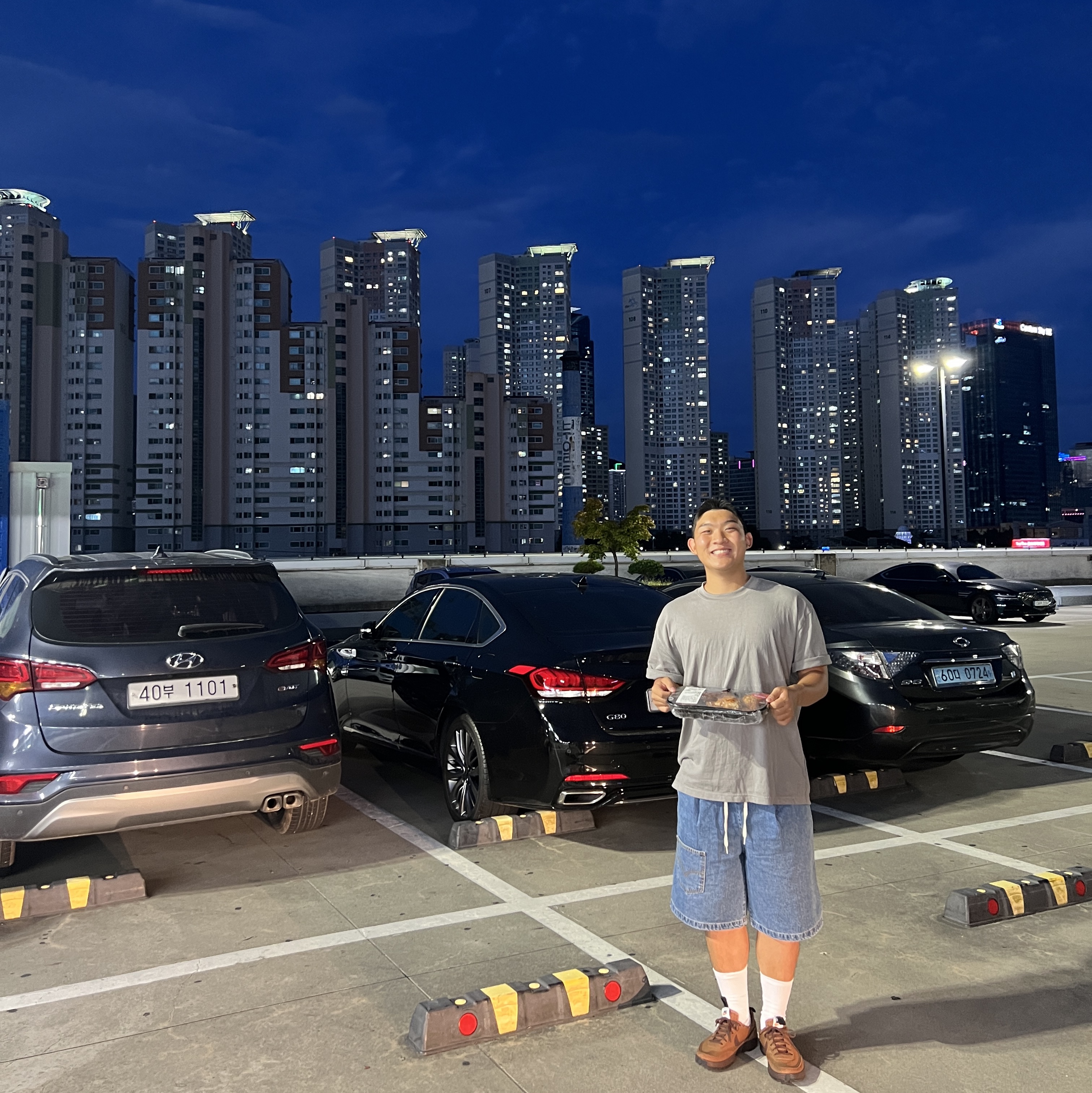 Yeezy YZY Short Sleeve T-Shirt Grey, Nike x Tom Sachs General Purpose Shoe Brown 착용 스타일