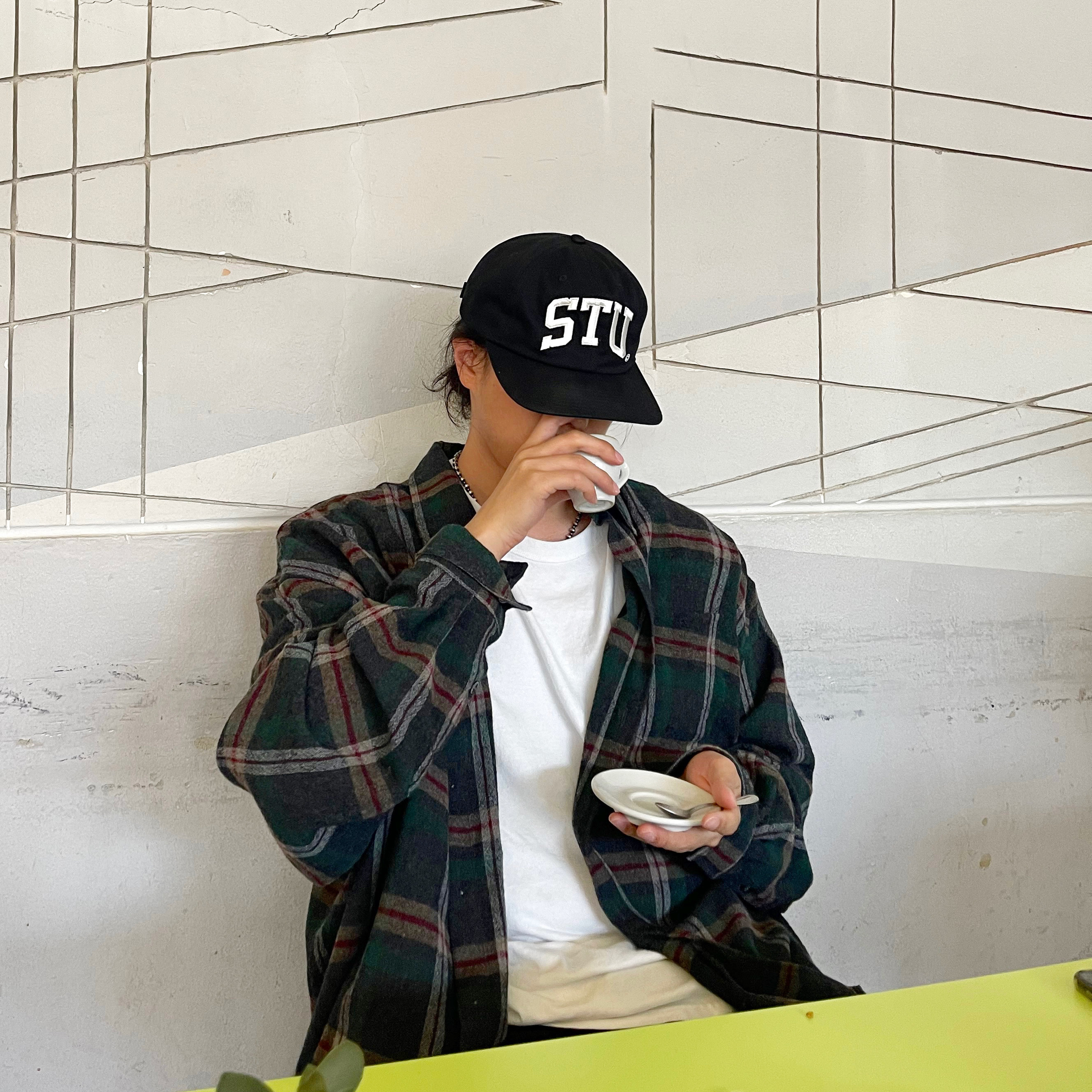 Stussy Stu Arch Strapback Cap Black, Our Legacy Borrowed BD Shirt Green Pub Check 착용 스타일