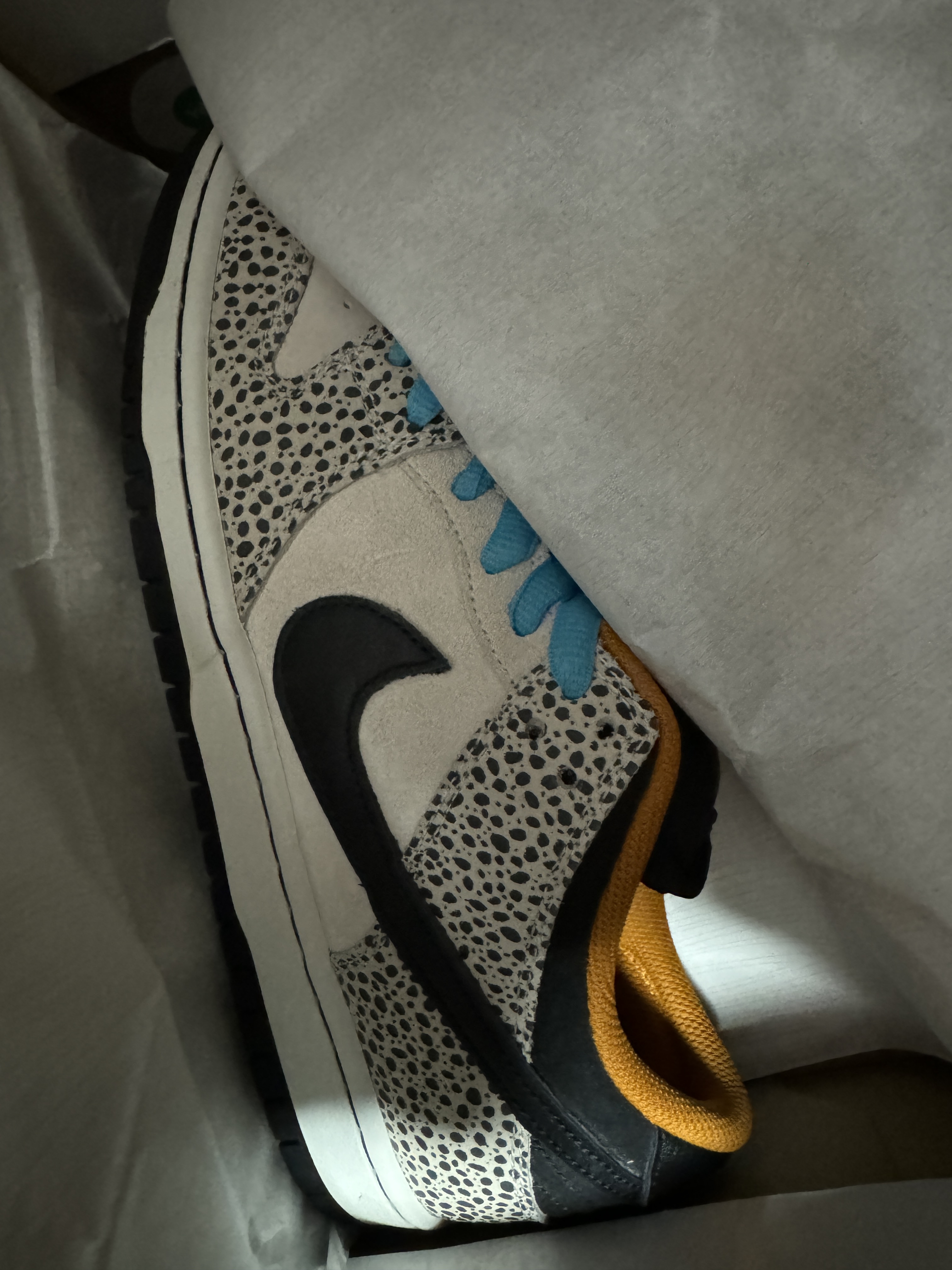 Nike SB Dunk Low Pro Electric Phantom and Black 착용 스타일