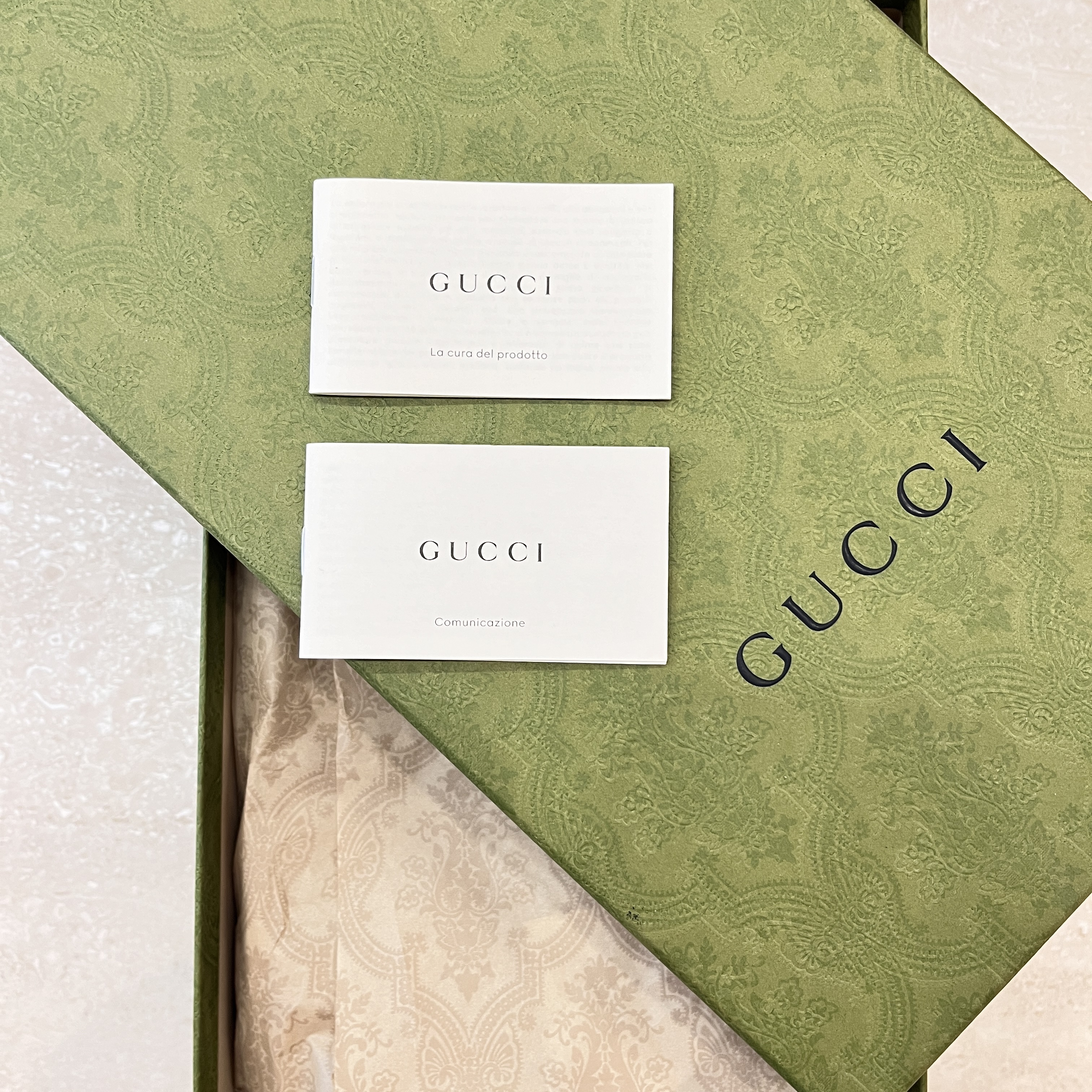 (W) Gucci Interlocking G Loafer Black White Leather 착용 스타일 - 9