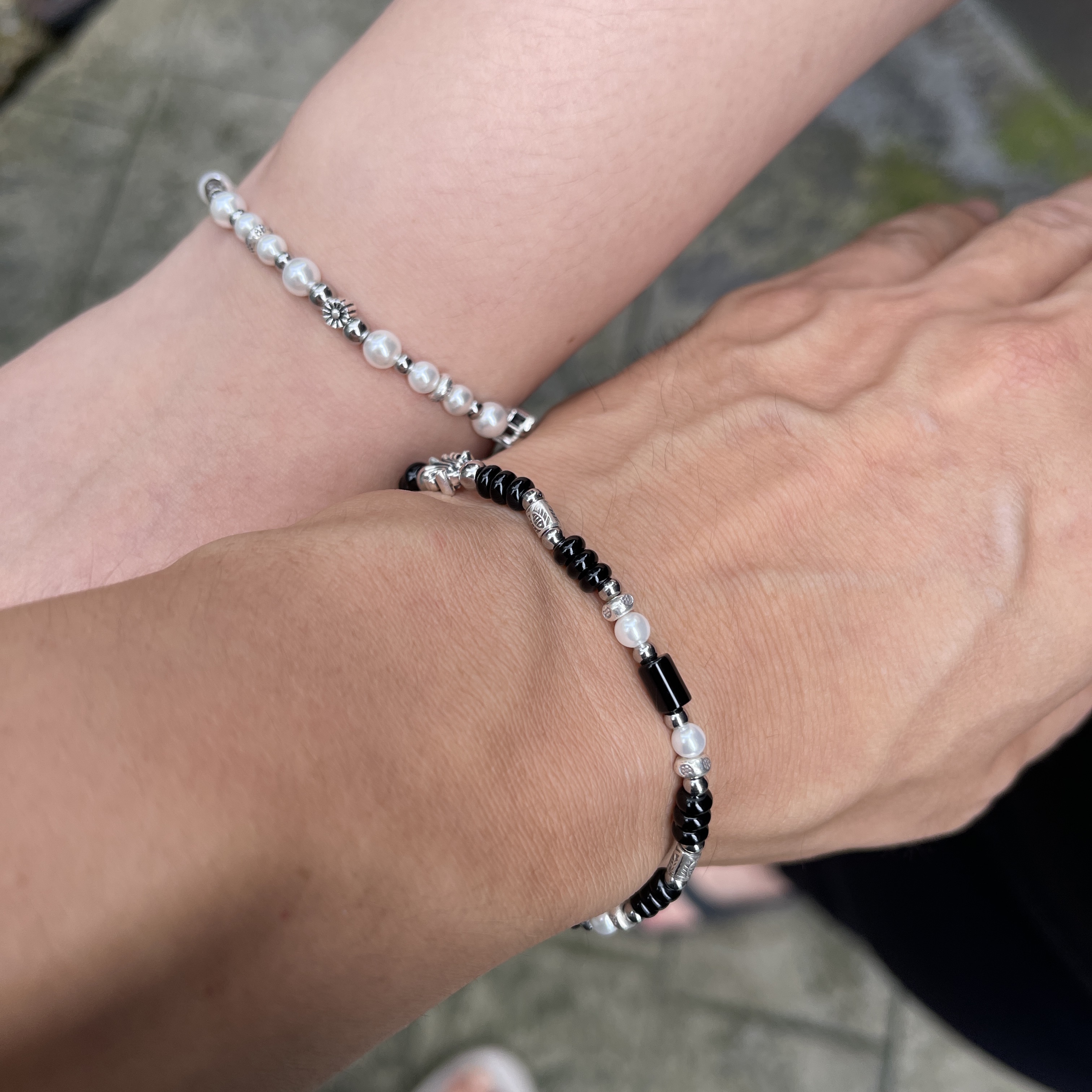 Scudo Snow White Ice Pearl Beads Bracelet 착용 스타일