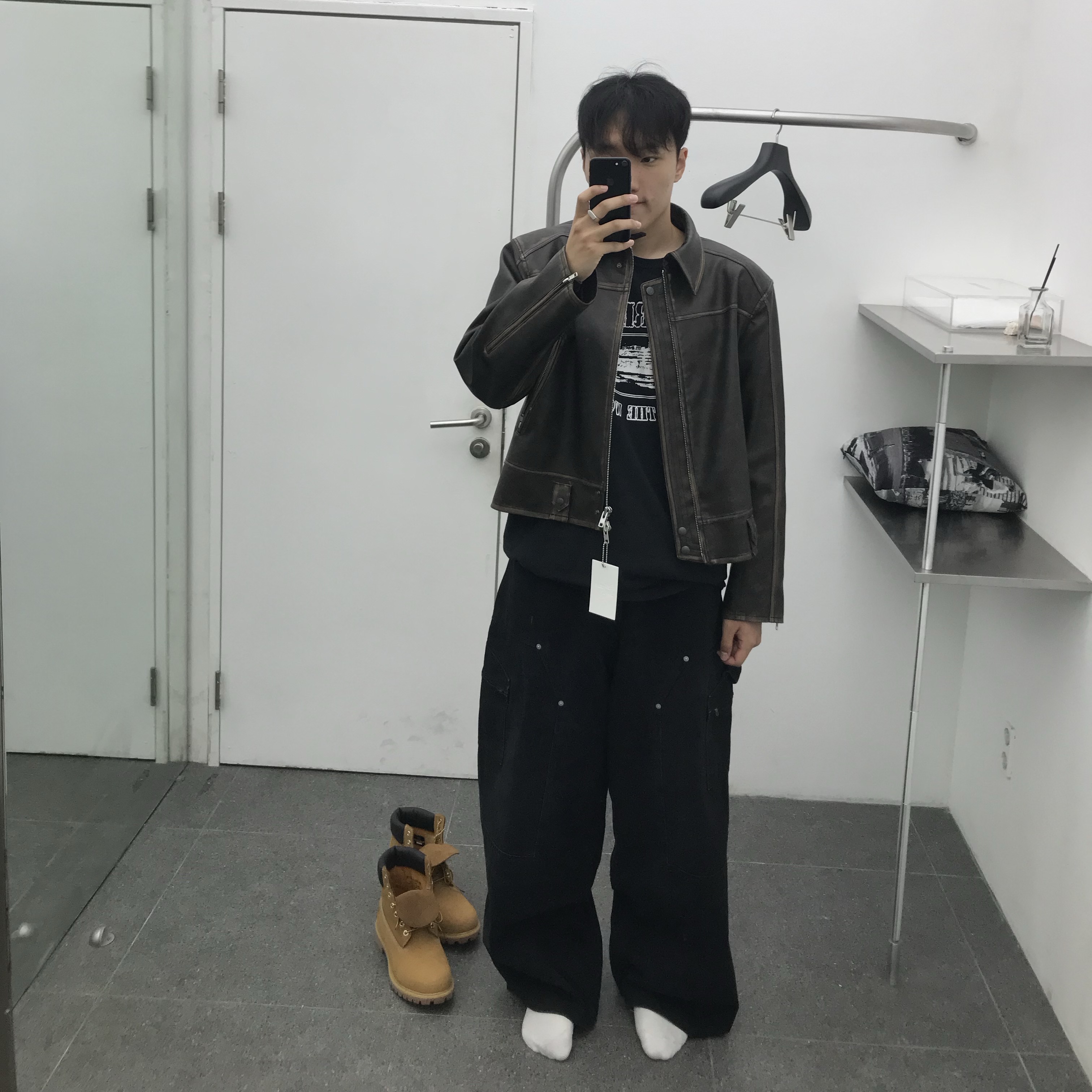 Haleine 3D Distressed Faux Leather Jacket Brown (VJ302), Haleine Carpenter Cargo Washed Jean Black 착용 스타일 - 1