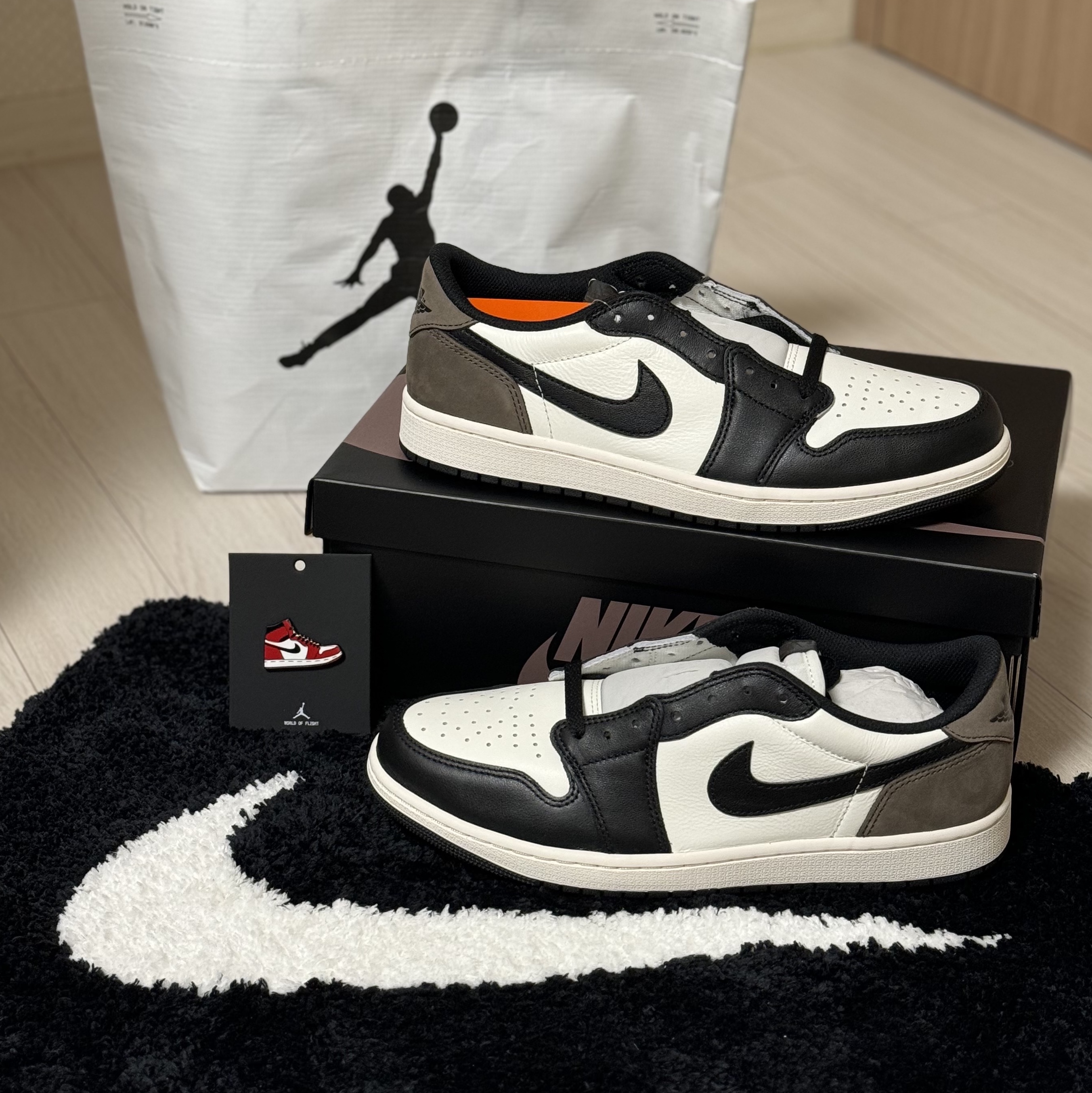 Jordan 1 Retro Low OG Mocha, Nike Swoosh Rug Black White 착용 스타일