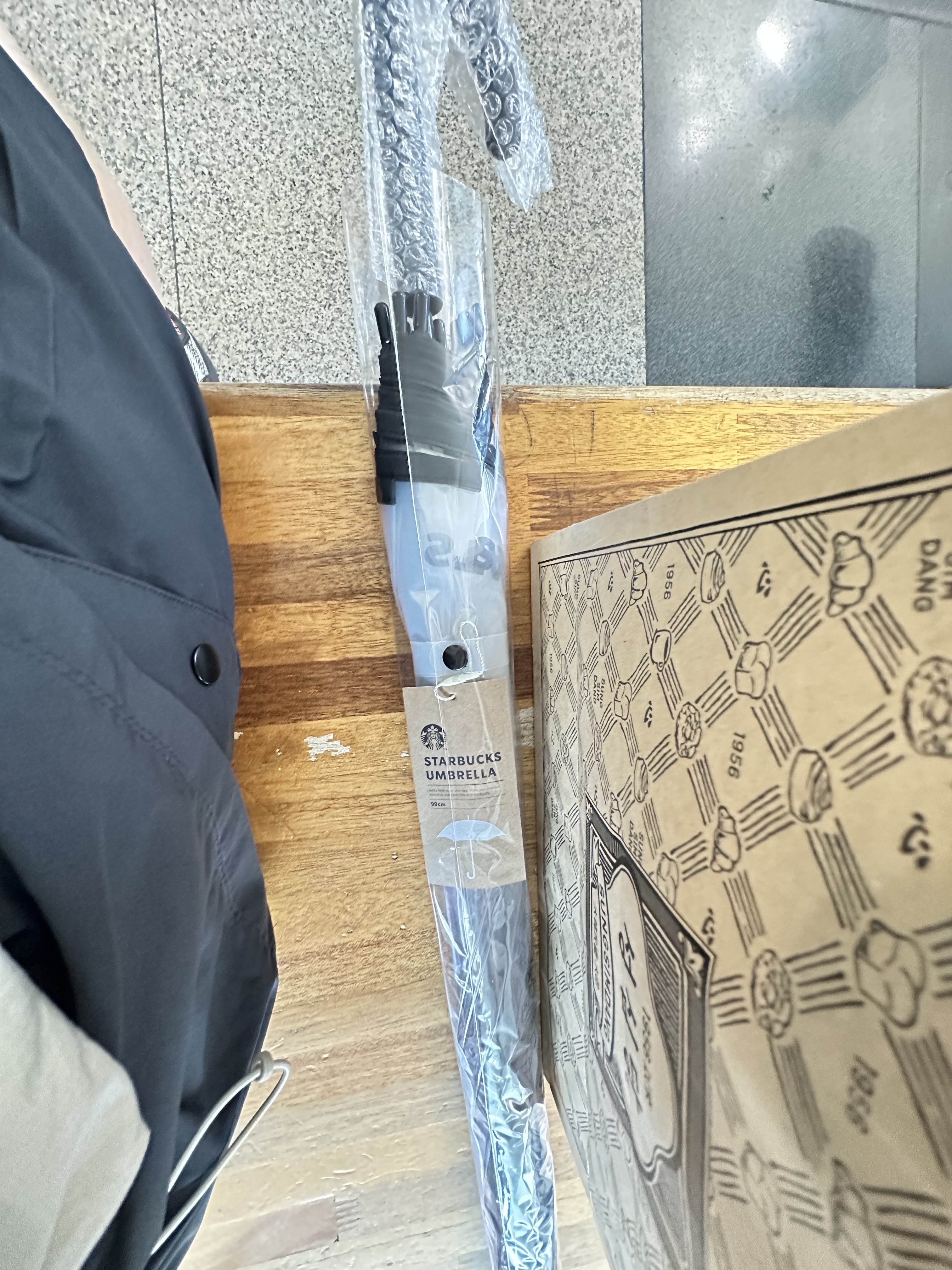 Starbucks Rainy Day Transparent Umbrella Black 착용 스타일