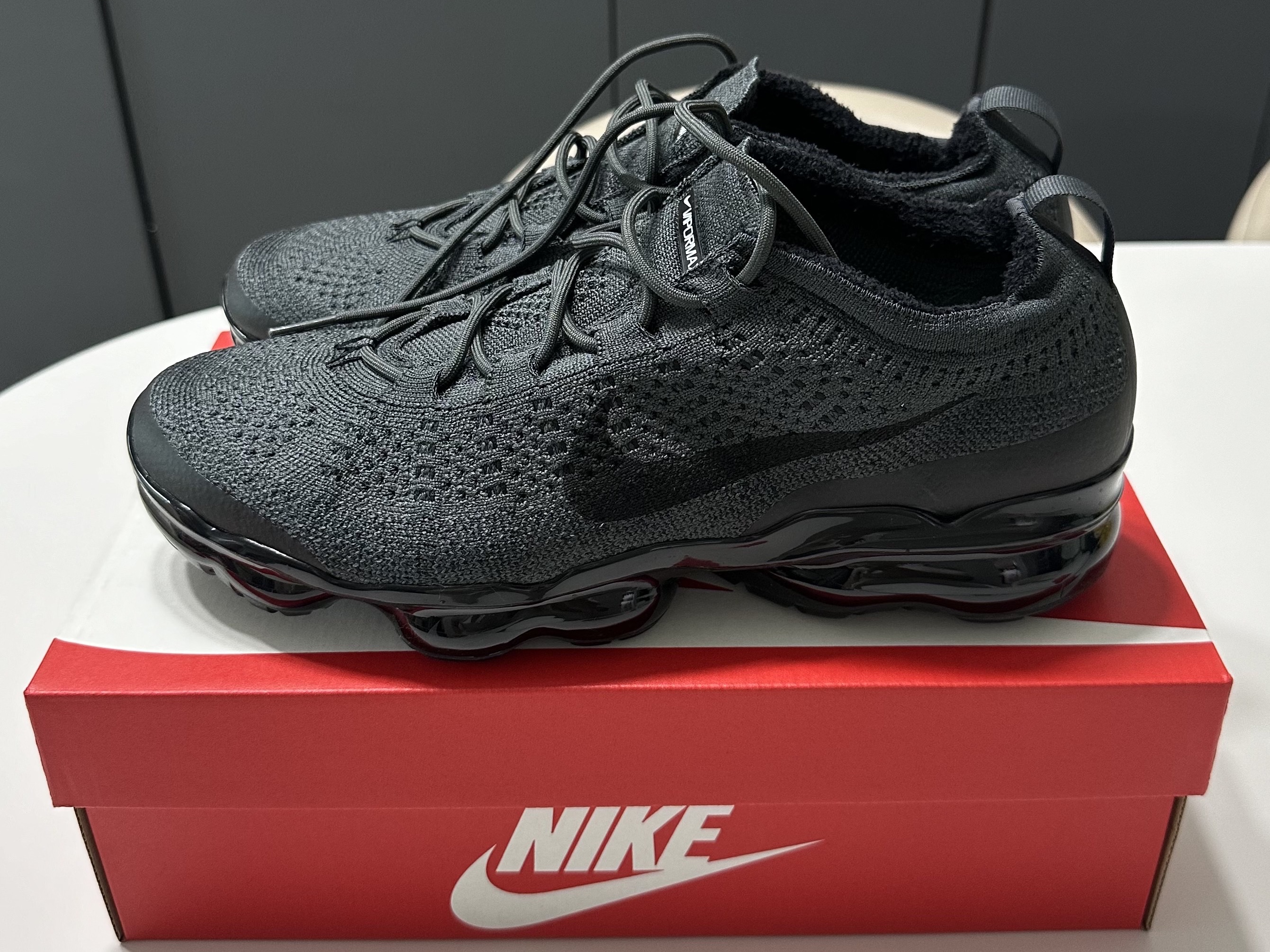 Nike Air Vapormax 2023 Flyknit Anthracite Black, Nike Air Vapormax Flyknit Black Dark Grey 착용 스타일 - 1