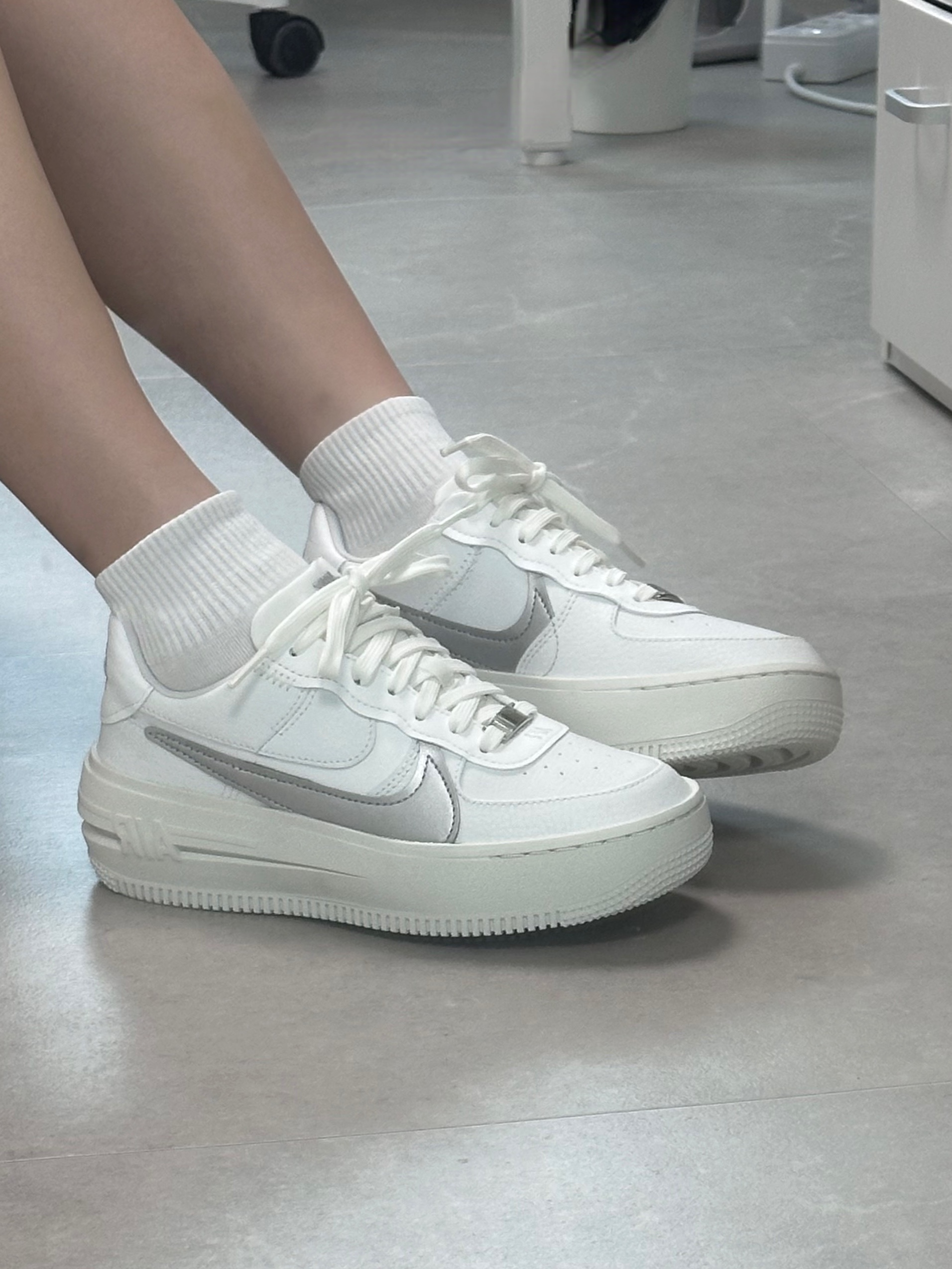 (W) Nike Air Force 1 PLT.AF.ORM Summit White Metallic Silver 착용 스타일