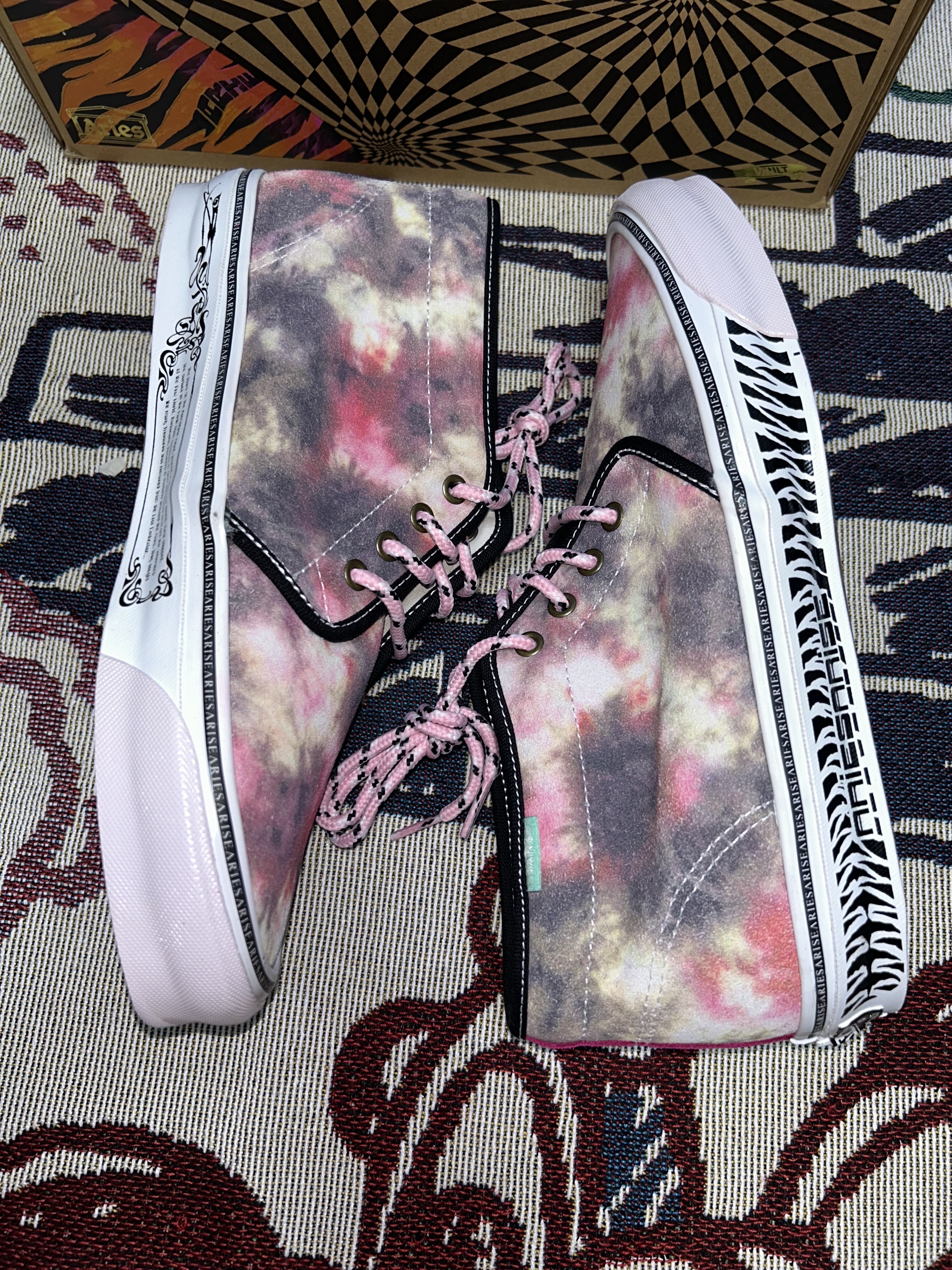 Vans Vault x Aries OG Chukka Boot LX Tie Dye 착용 스타일 - 5
