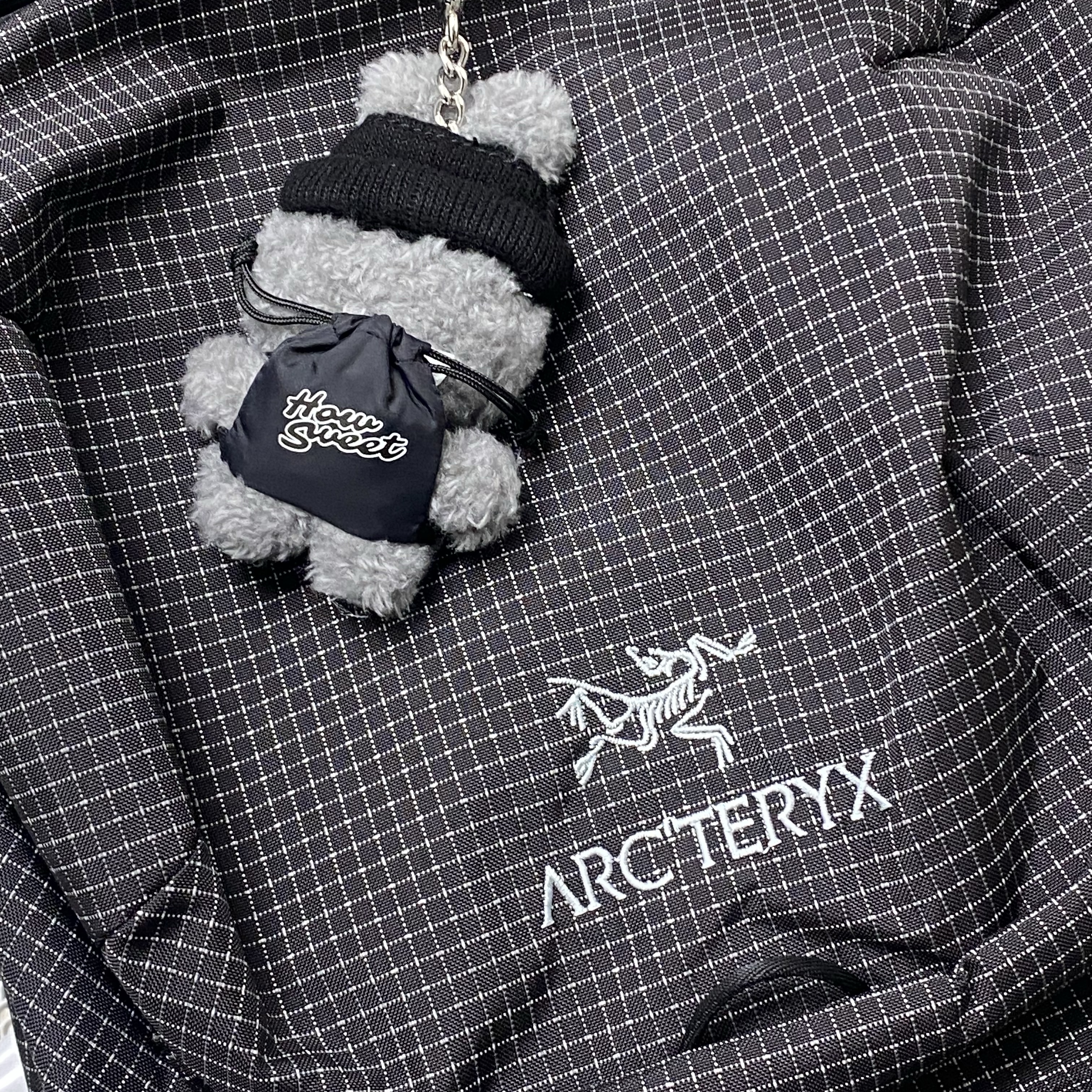 NewJeans Bunini Mini Costume Keyring Gray, Arc'teryx Konseal 15 Backpack Black 착용 스타일 - 2
