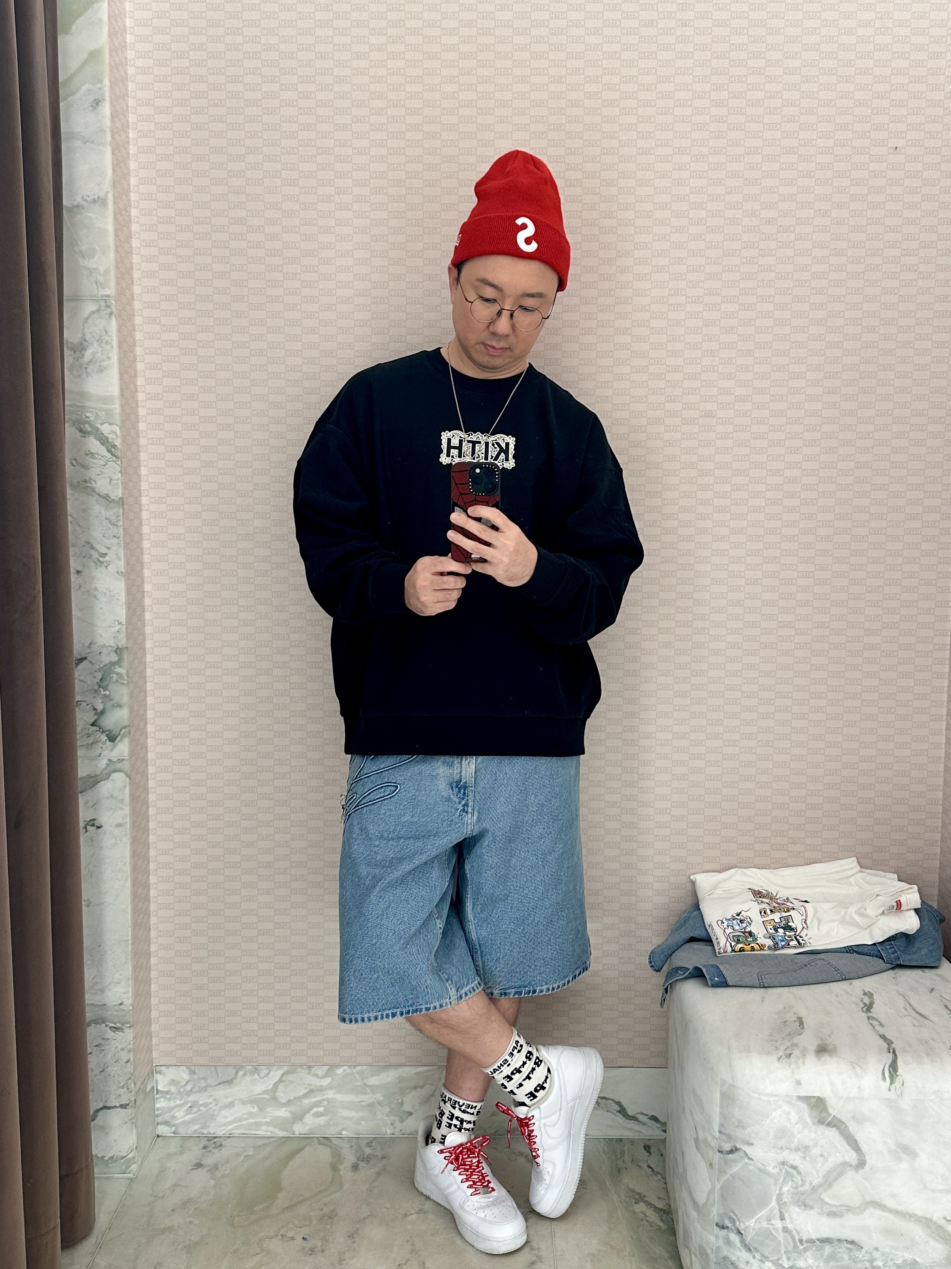 Supreme Script Baggy Denim Short Washed Indigo - 24SS, Supreme New Era S Logo Beanie Red - 23FW 착용 스타일