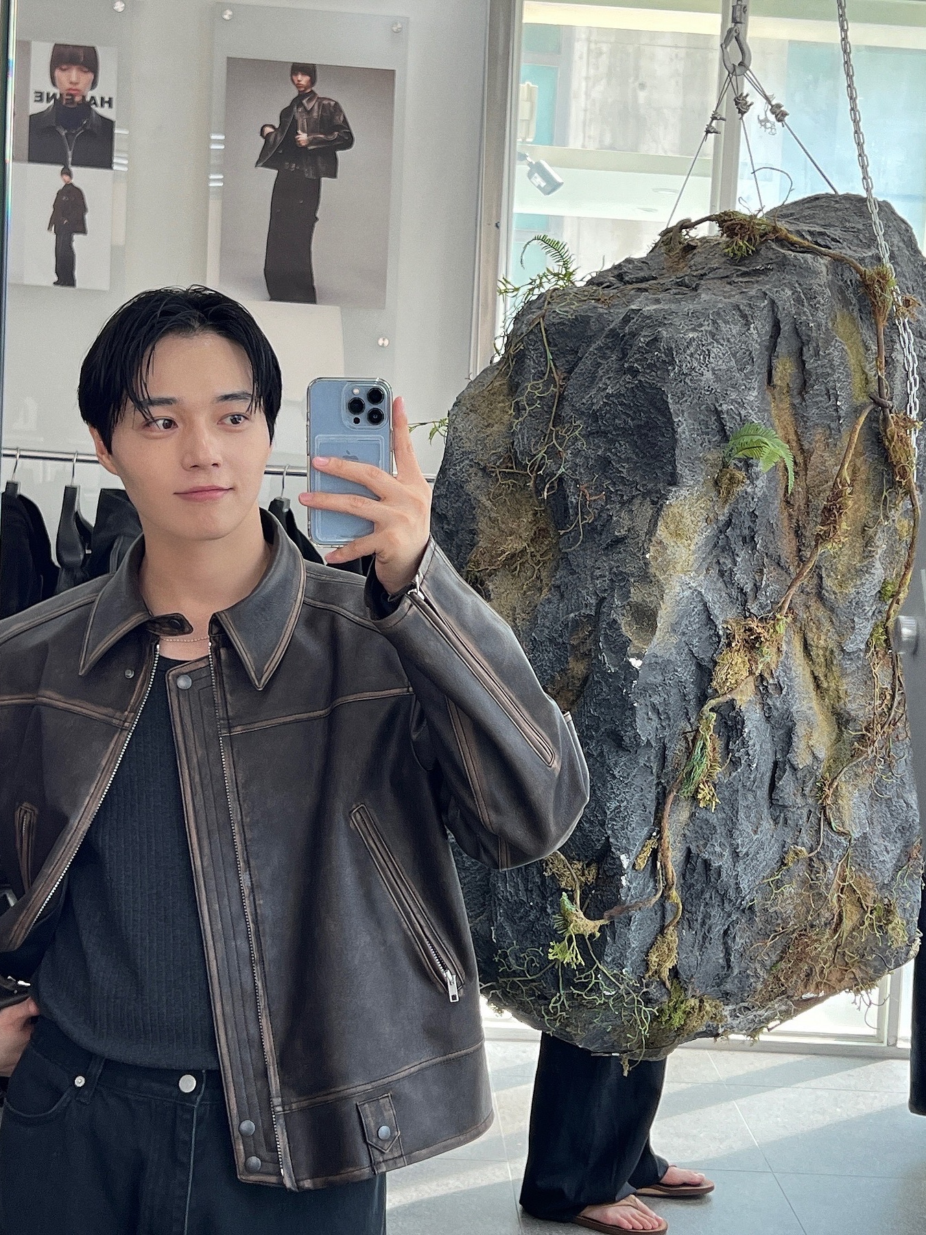 Haleine 3D Distressed Faux Leahter Jacket Black (VJ301), Haleine 3D Distressed Faux Leather Jacket Brown (VJ302) 착용 스타일