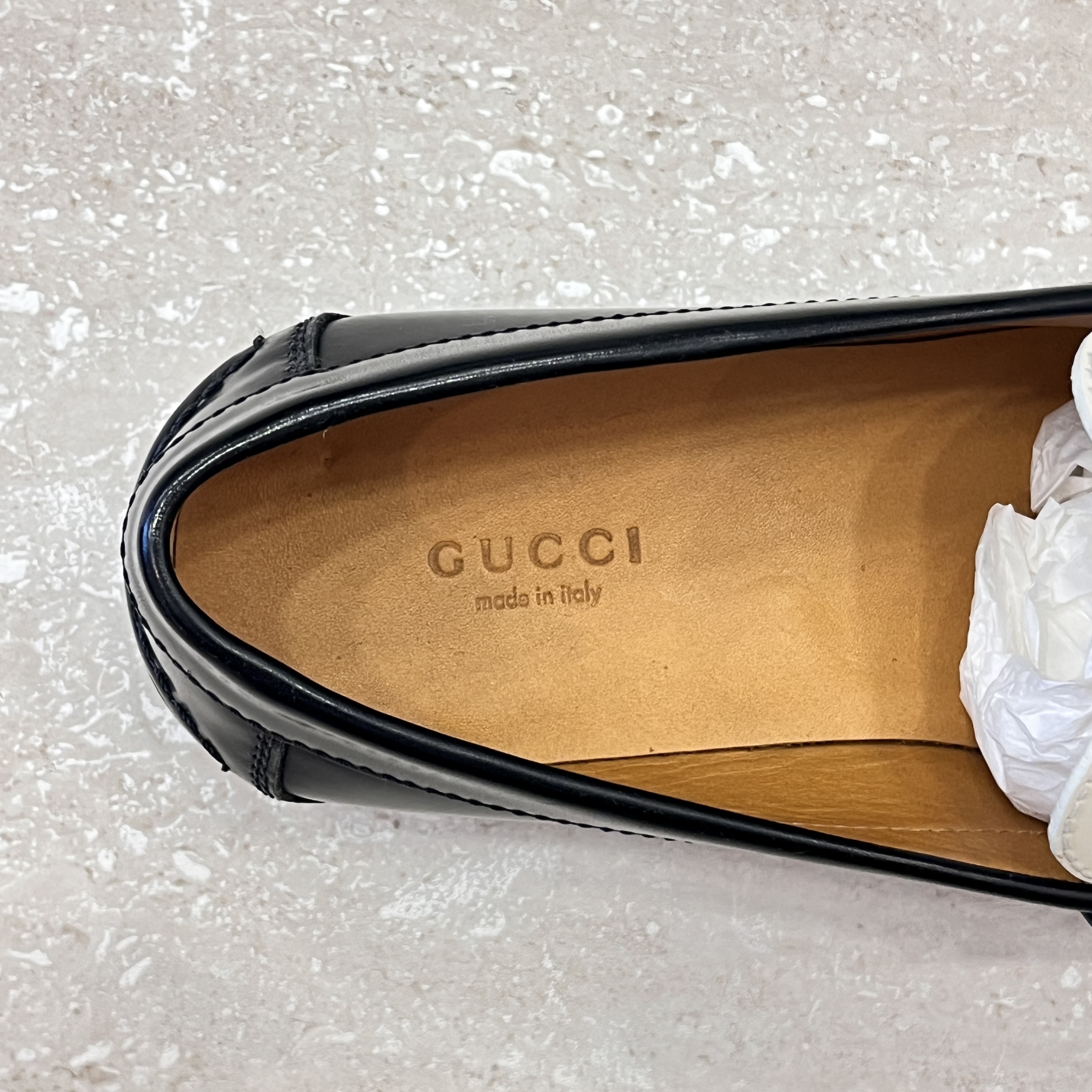 (W) Gucci Interlocking G Loafer Black White Leather 착용 스타일 - 4