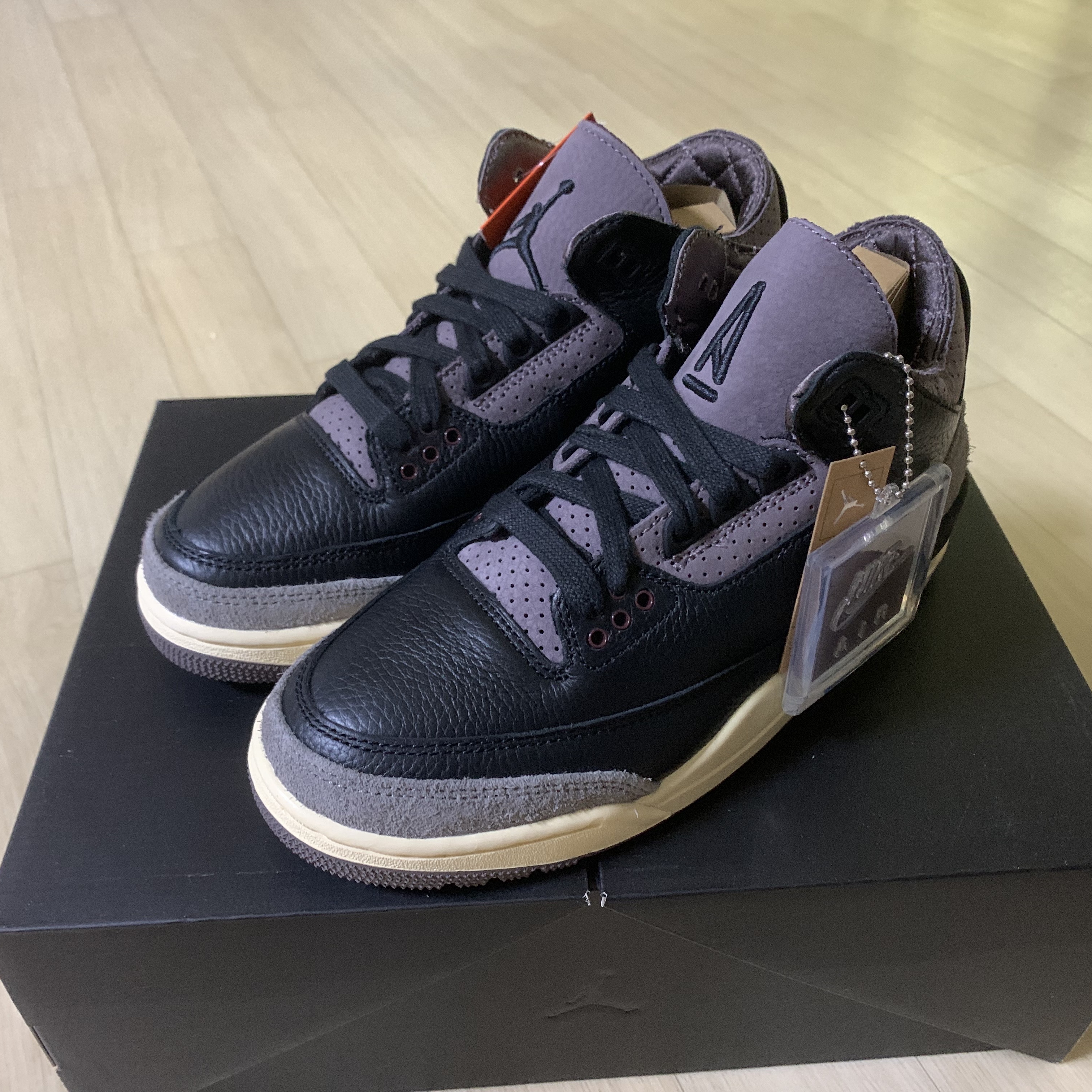 (W) Jordan 3 x A Ma Maniere Retro OG SP Black and Flat Pewter 착용 스타일 - 1