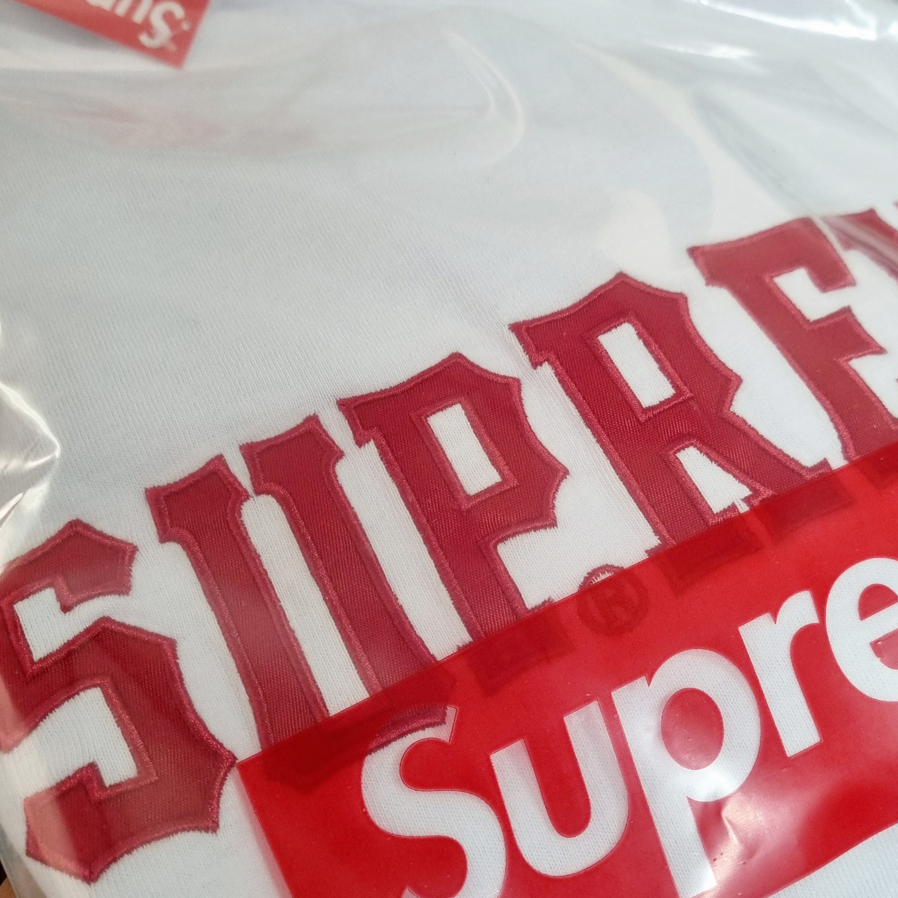 Supreme Twill Applique S/S Top White - 24FW 착용 스타일