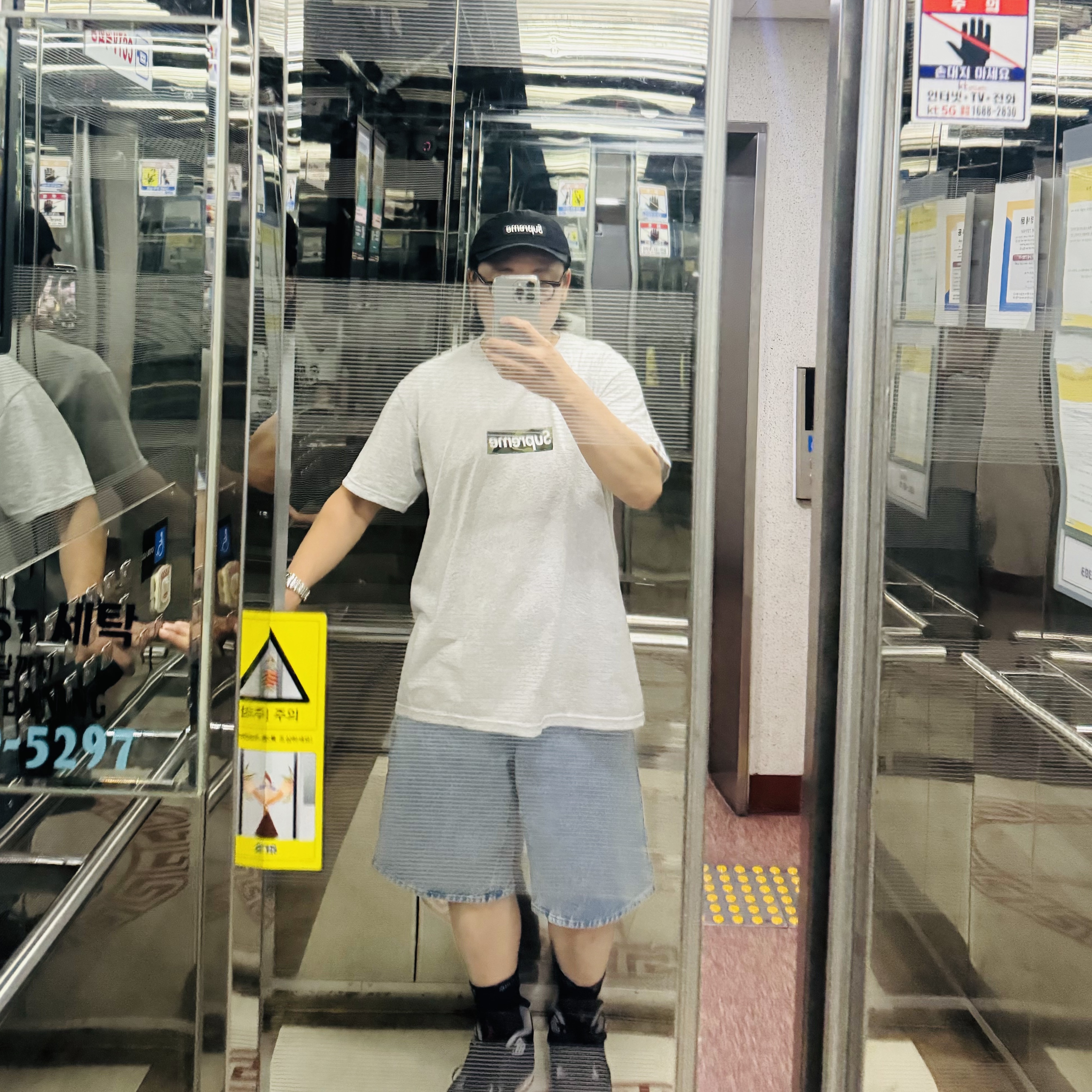 Supreme Box Logo T-Shirt Ash Grey - 23FW, Supreme Baggy Denim Shorts Washed Blue - 23SS 착용 스타일 - 1