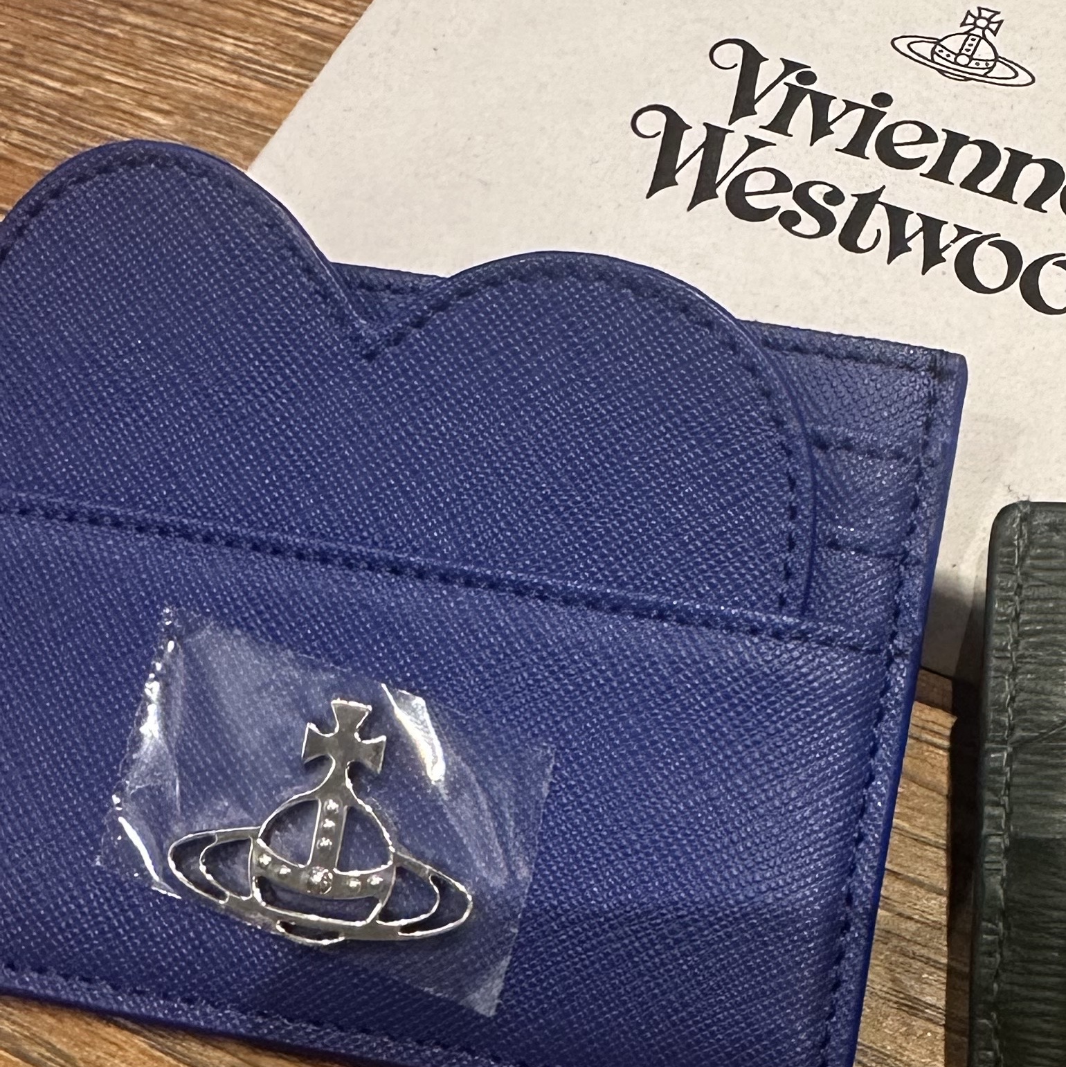 Vivienne Westwood Saffiano Debbie Heart Card Holder Blue 착용 스타일