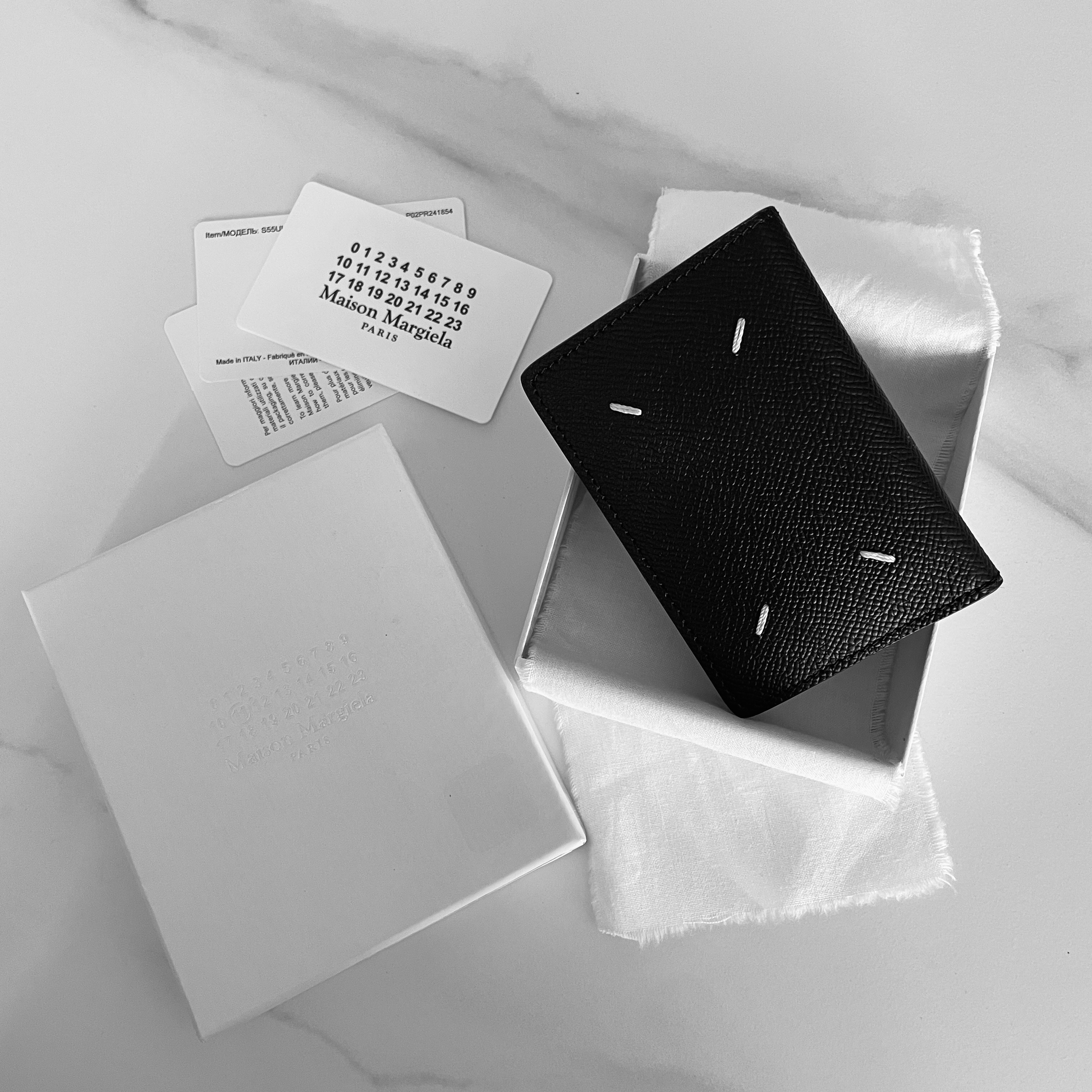 Maison Margiela Leather Bi-Fold Card Holder Black 착용 스타일