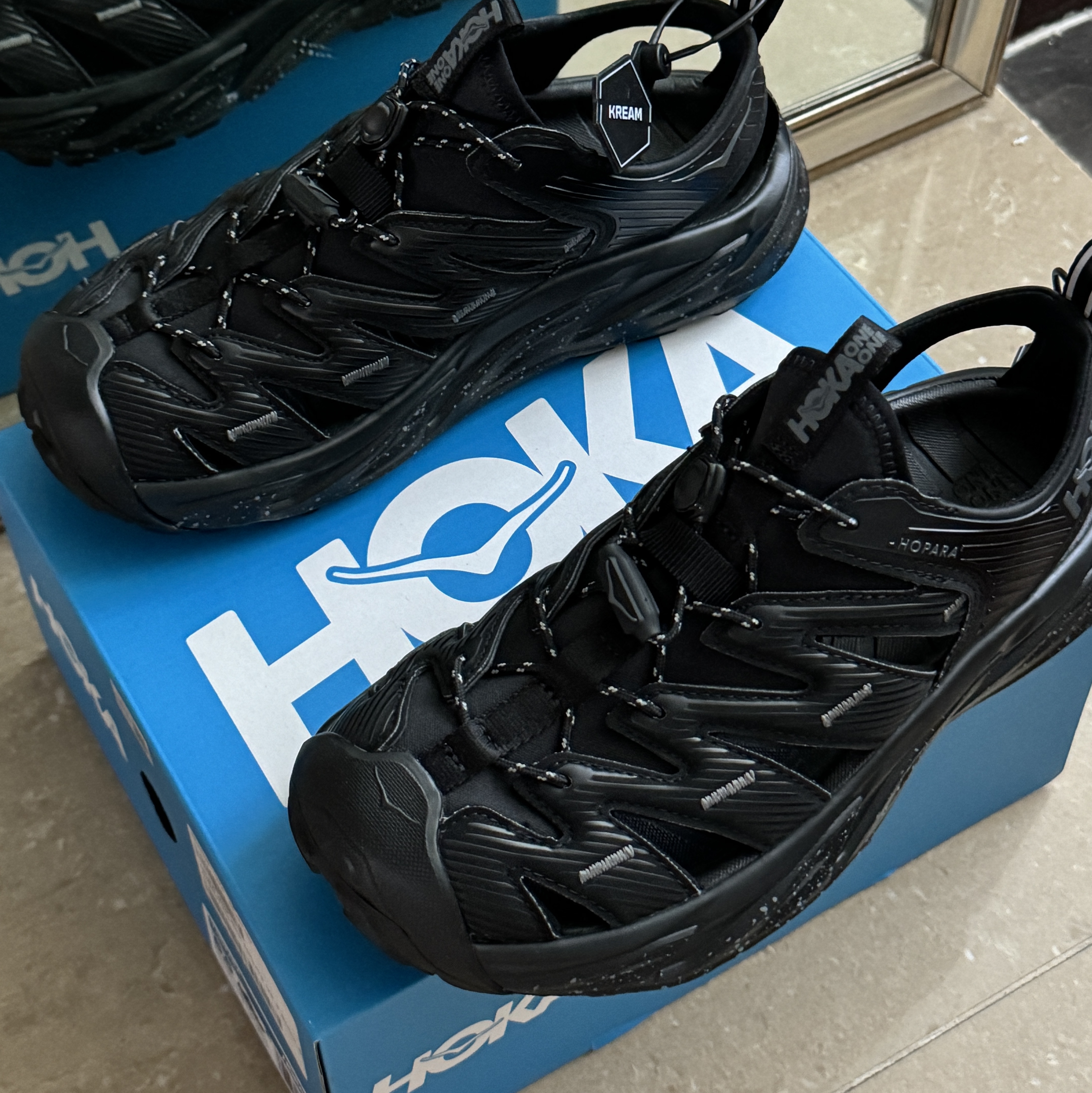 Hoka Hopara Black Castle Rock 착용 스타일