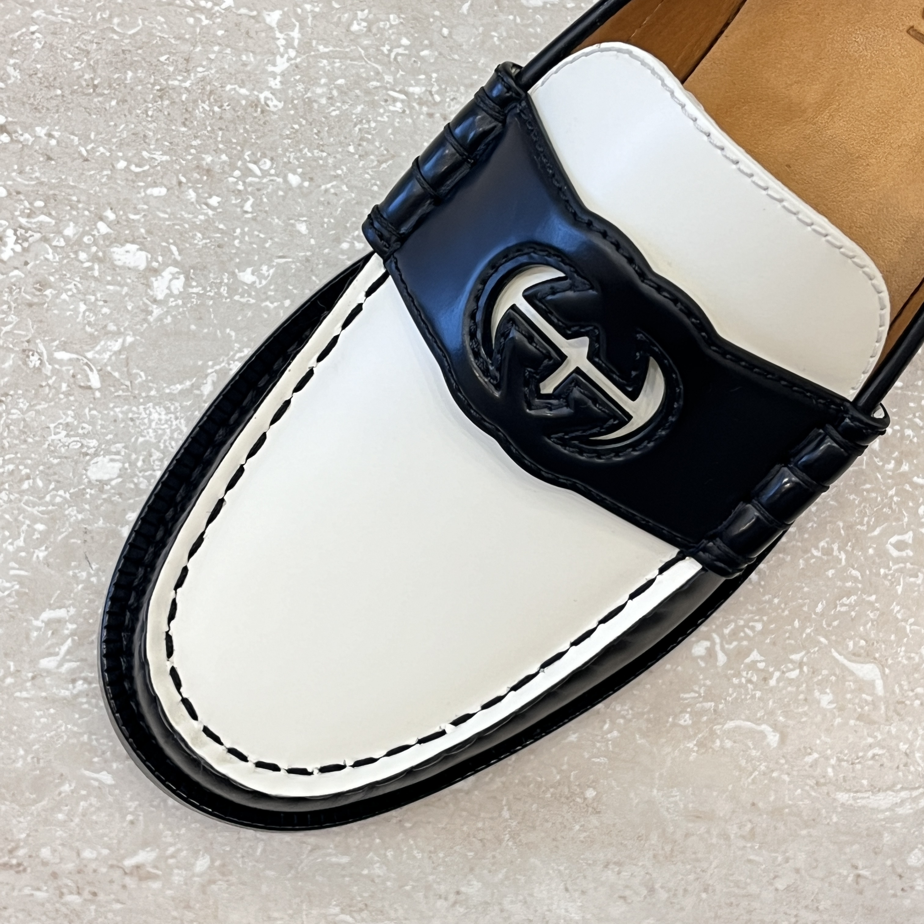 (W) Gucci Interlocking G Loafer Black White Leather 착용 스타일 - 3