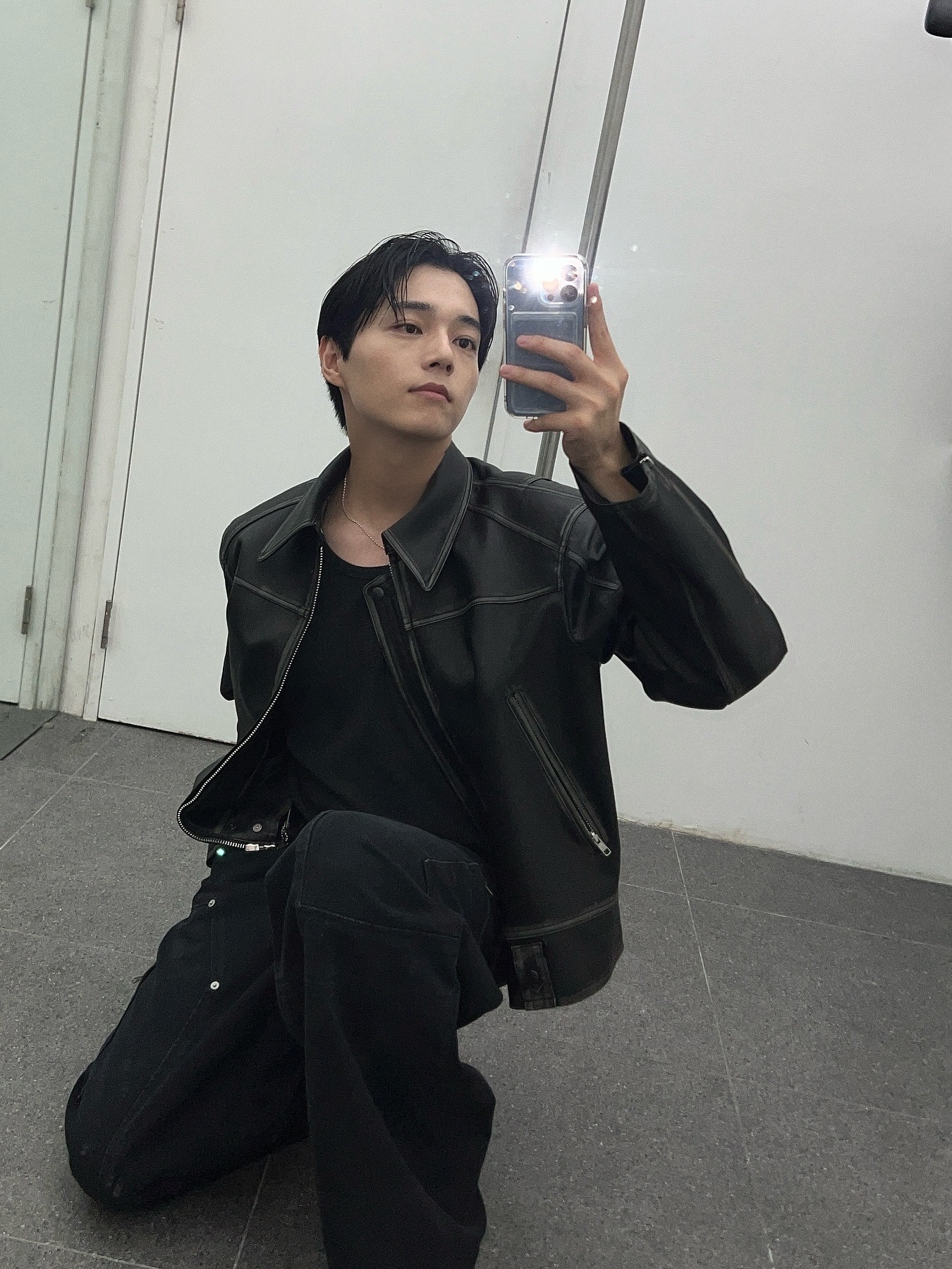 Haleine 3D Distressed Faux Leahter Jacket Black (VJ301), Haleine 3D Distressed Faux Leather Jacket Brown (VJ302) 착용 스타일