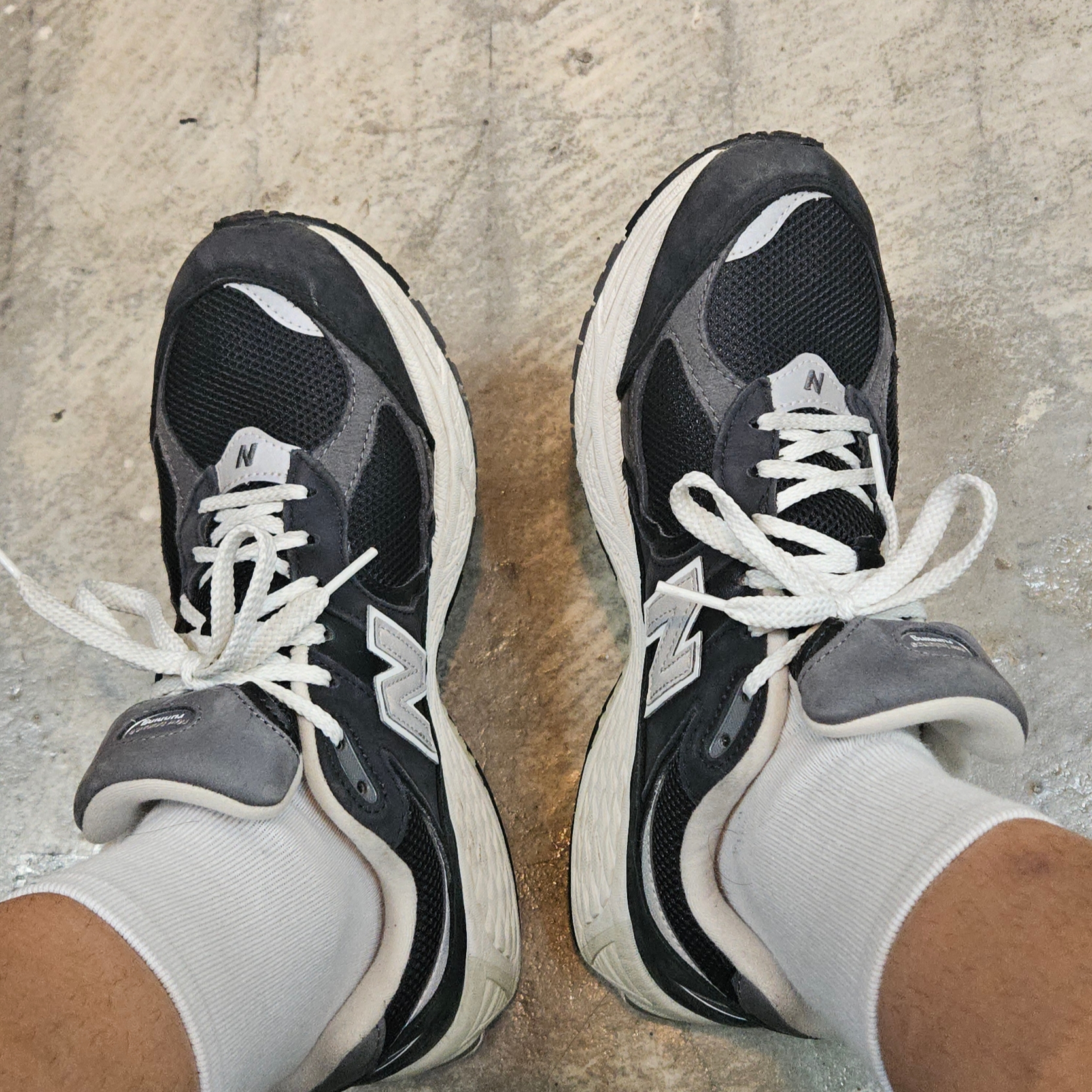 New Balance 2002R Premium Vintage Black 착용 스타일