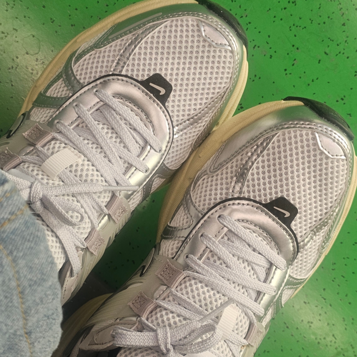 Nike V2K Run Summit White Metallic Silver 착용 스타일 - 2