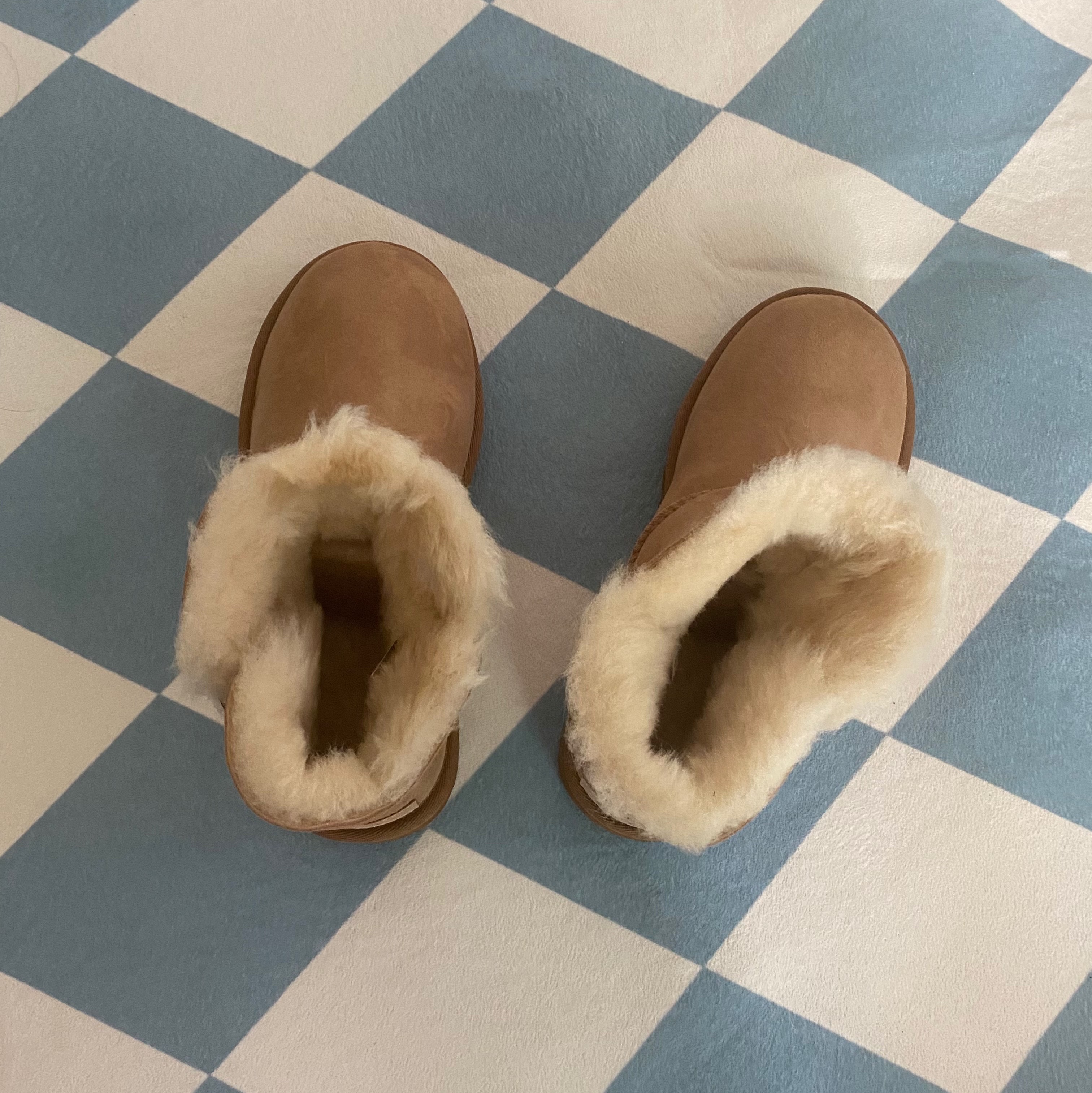 (W) UGG Mini Bailey Button II Boots Chestnut 착용 스타일 - 1