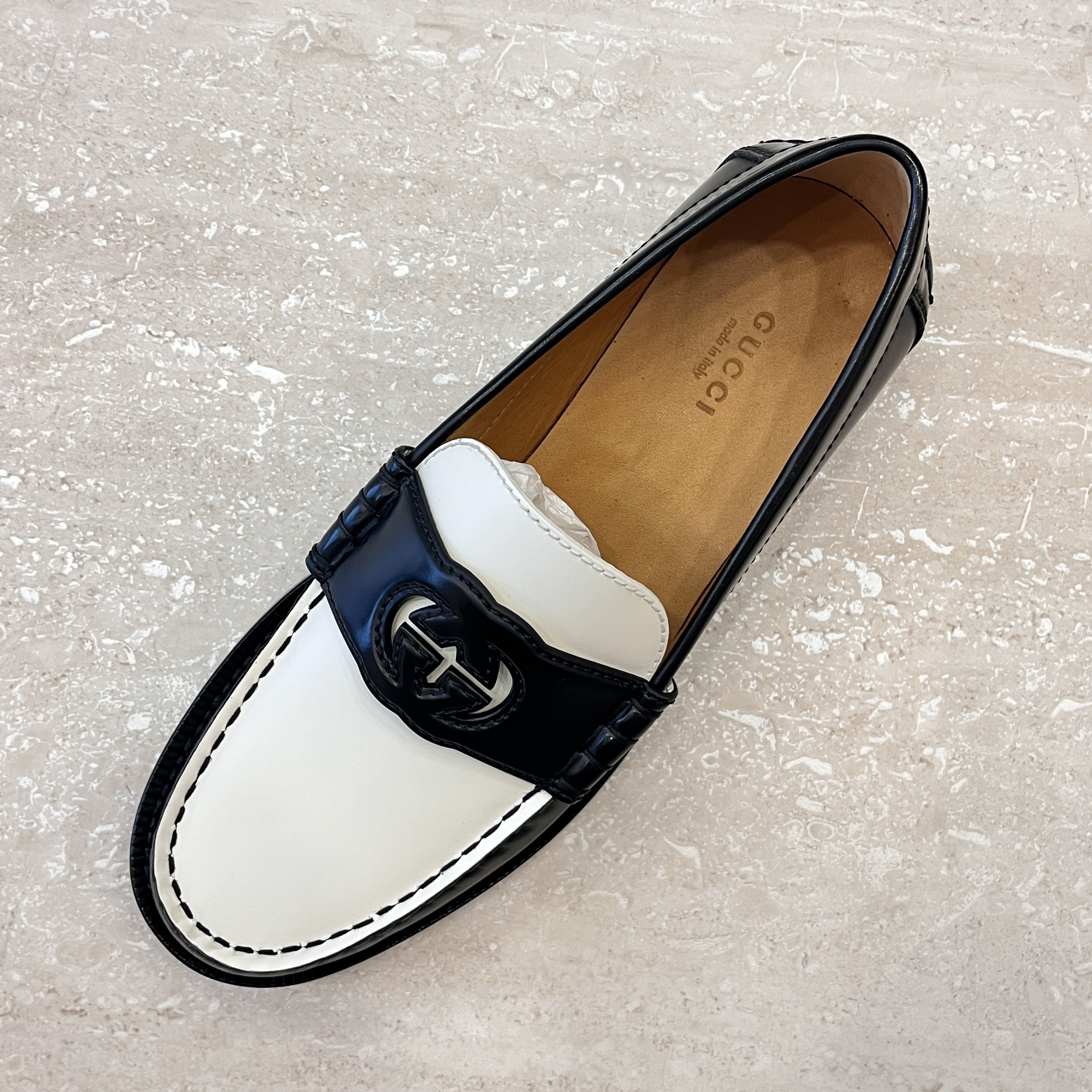 (W) Gucci Interlocking G Loafer Black White Leather 착용 스타일 - 2