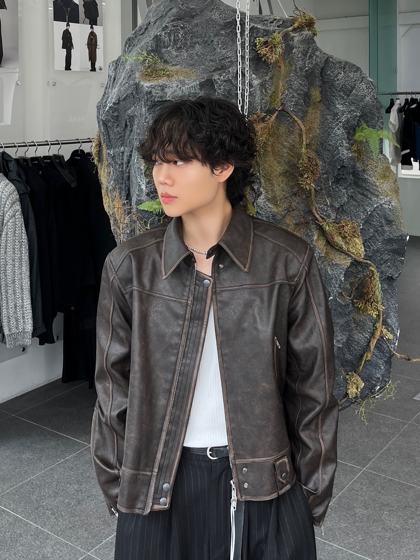 Haleine 3D Distressed Faux Leahter Jacket Black (VJ301), Haleine 3D Distressed Faux Leather Jacket Brown (VJ302) 착용 스타일