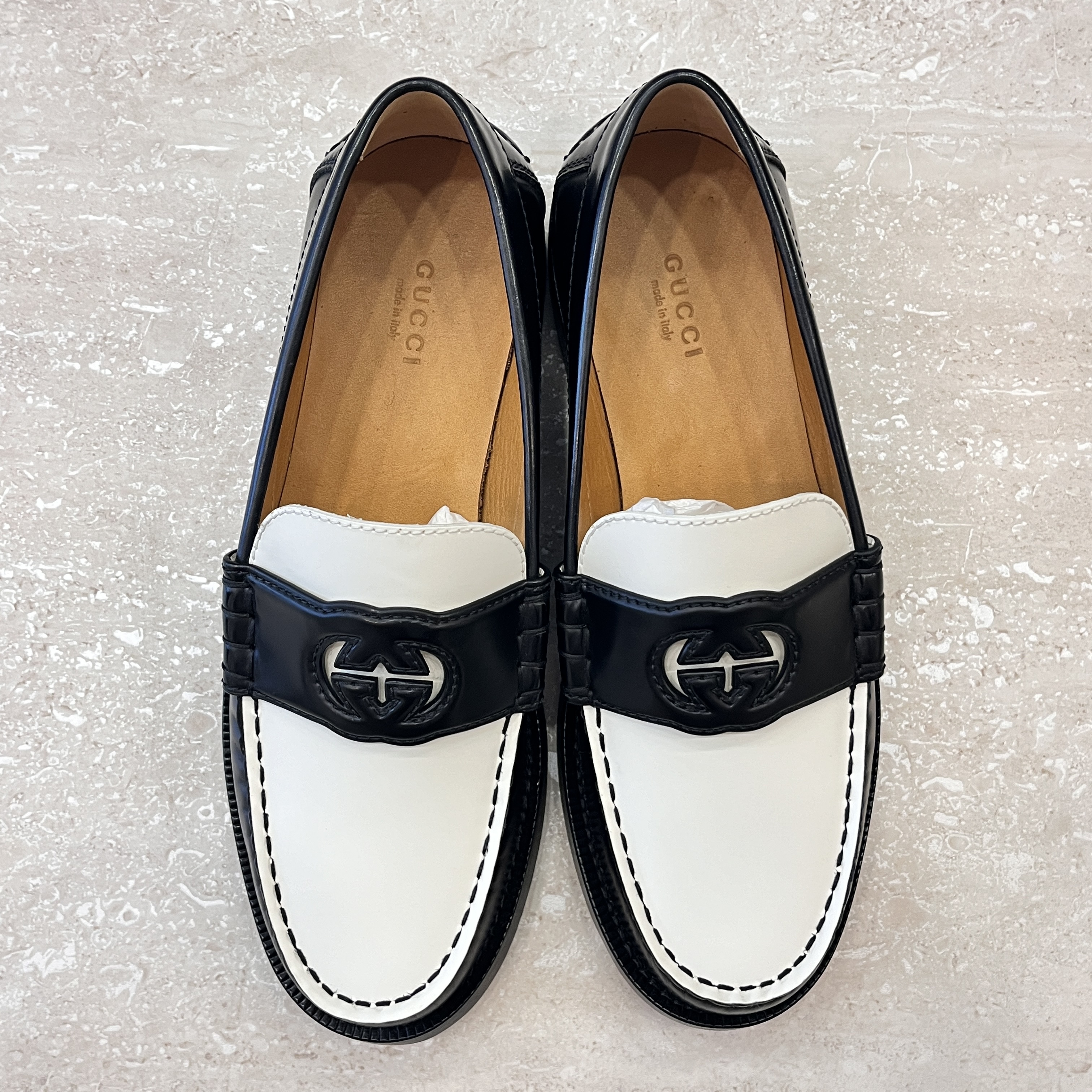 (W) Gucci Interlocking G Loafer Black White Leather 착용 스타일 - 1