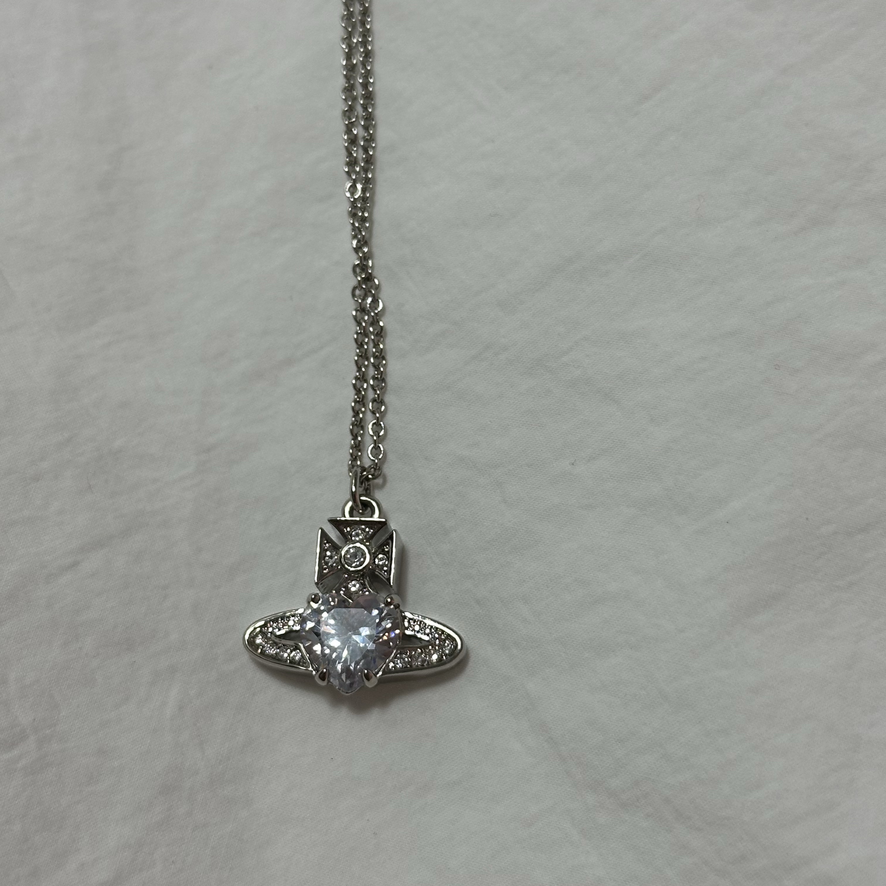Vivienne Westwood Ariella Pendant Platinum 착용 스타일 - 4