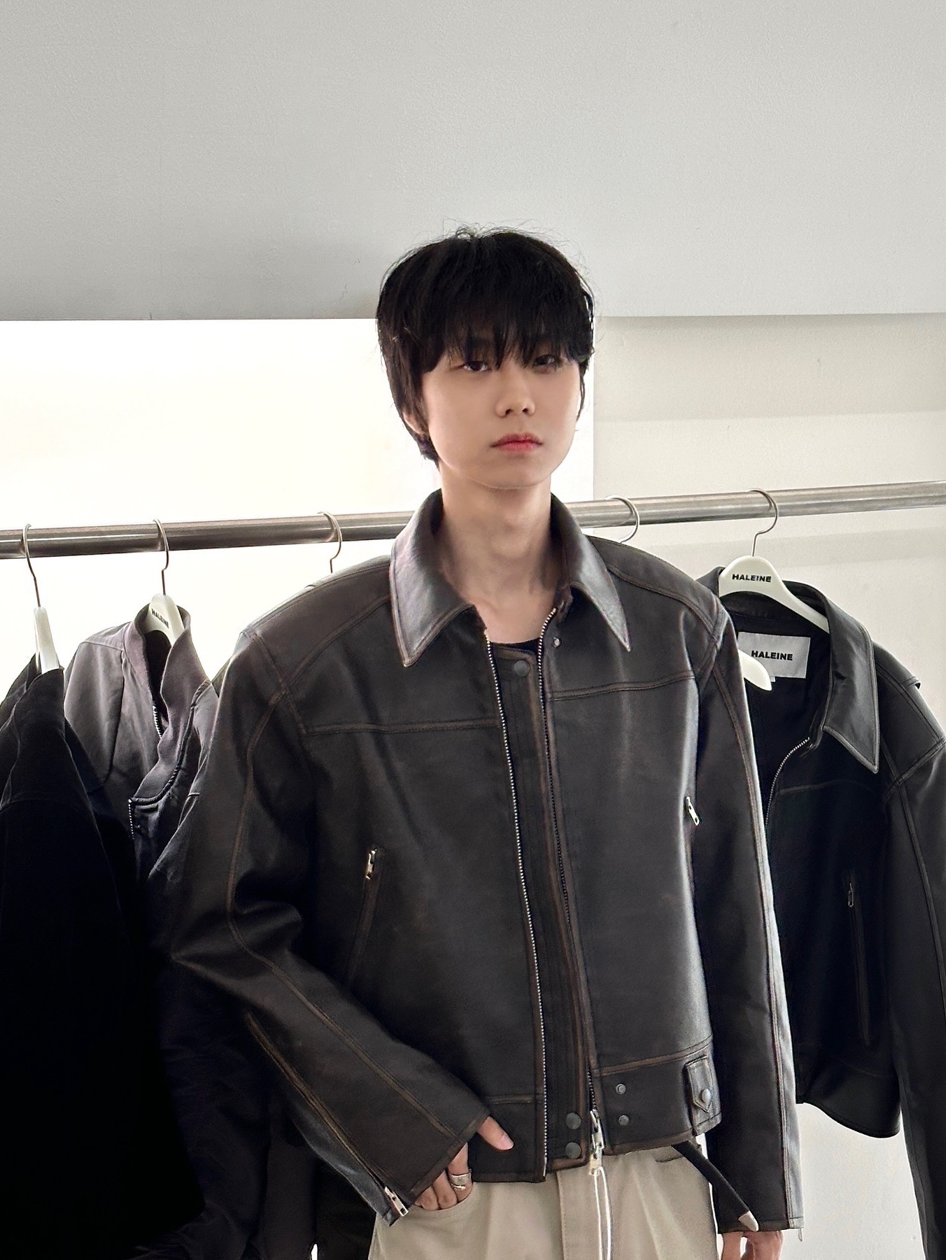 Haleine 3D Distressed Faux Leahter Jacket Black (VJ301), Haleine 3D Distressed Faux Leather Jacket Brown (VJ302) 착용 스타일