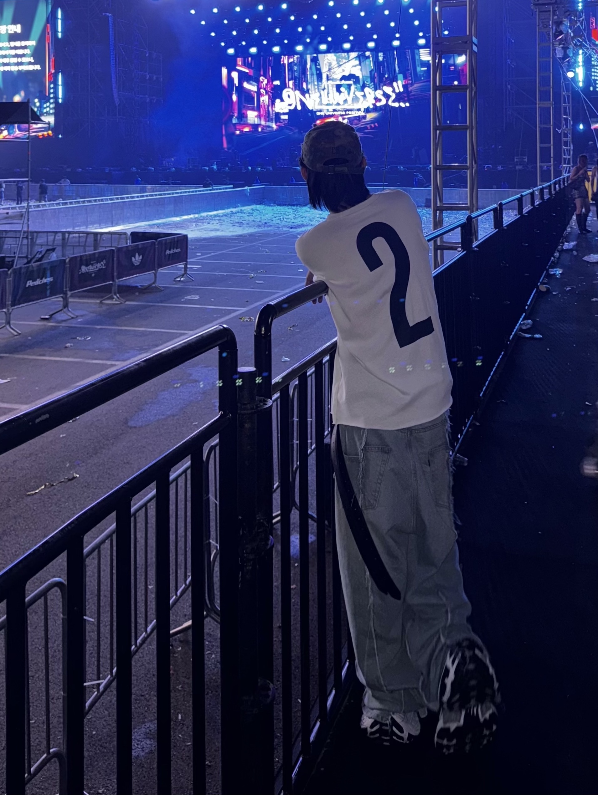 Yeezy Two Box T-Shirt White (Vultures Listening Experience Korea Exclusive), Project G/R Upcyling Denim Pants Blue 착용 스타일 - 1