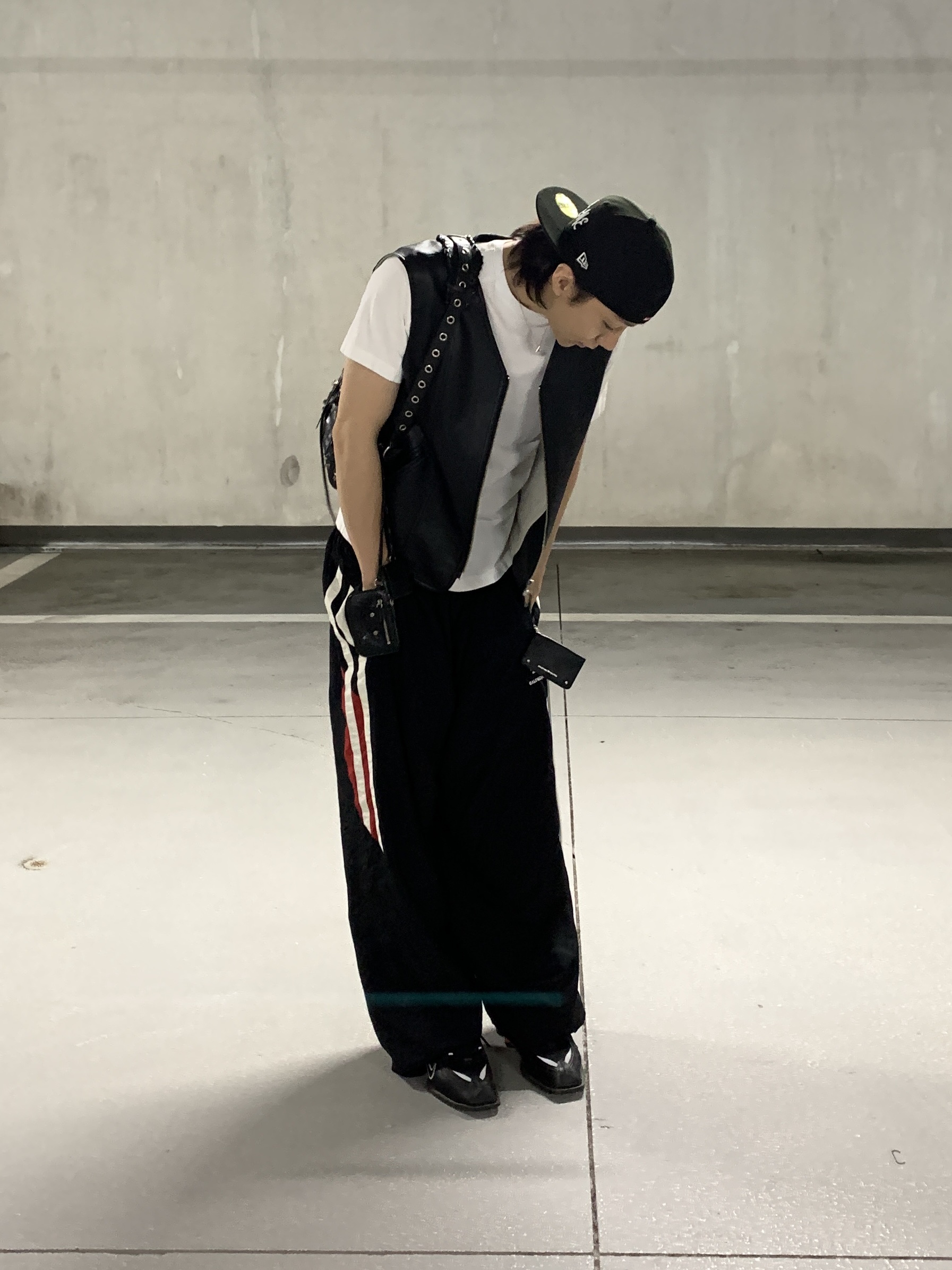 Supreme Script New Era Black - 23SS, Nike x Martine Rose Shox MR4 Black 착용 스타일 - 5