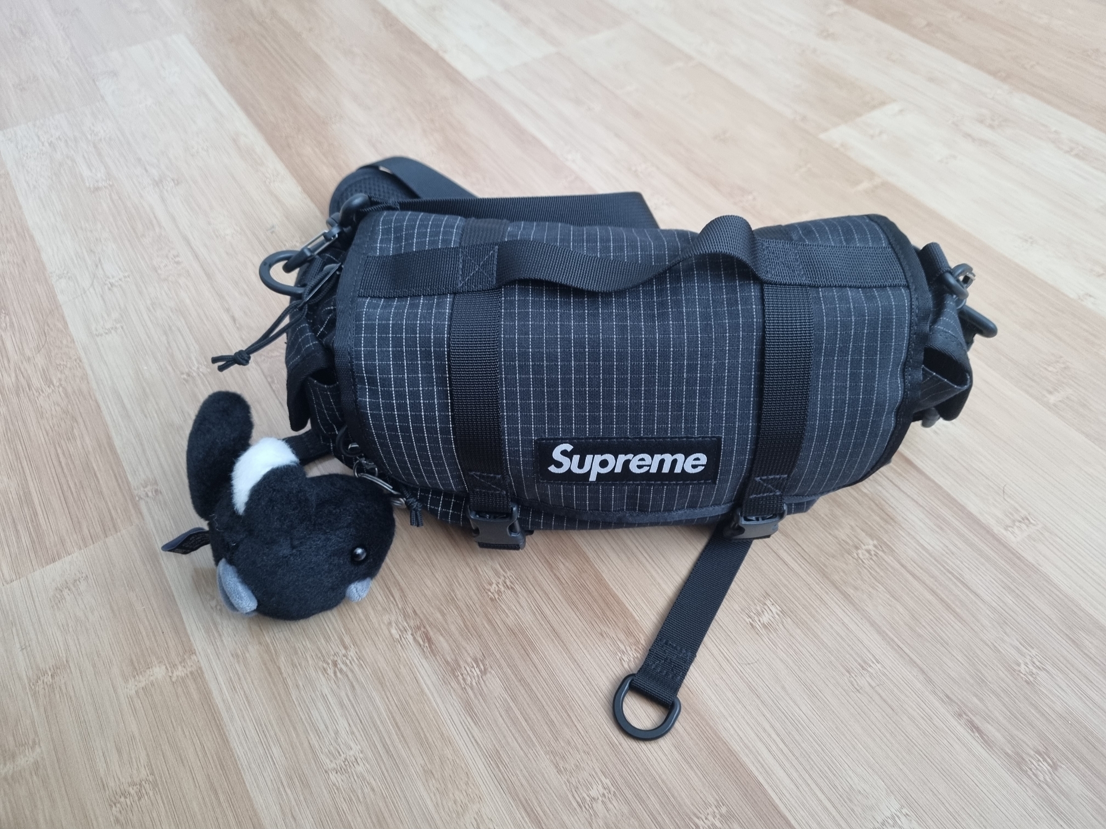 Supreme Mini Duffle Bag Black - 24SS 착용 스타일