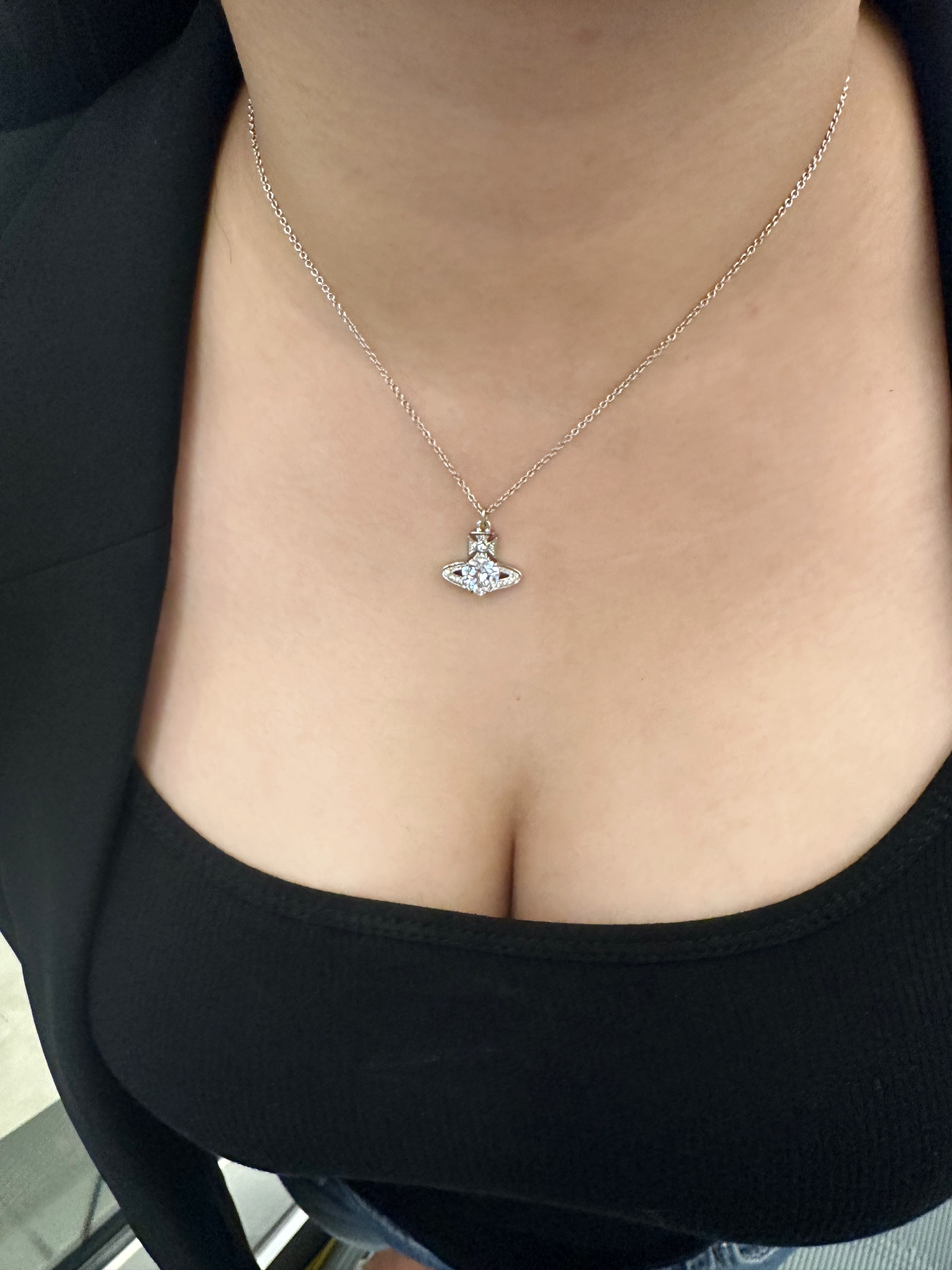 Vivienne Westwood Ariella Pendant Platinum 착용 스타일 - 1