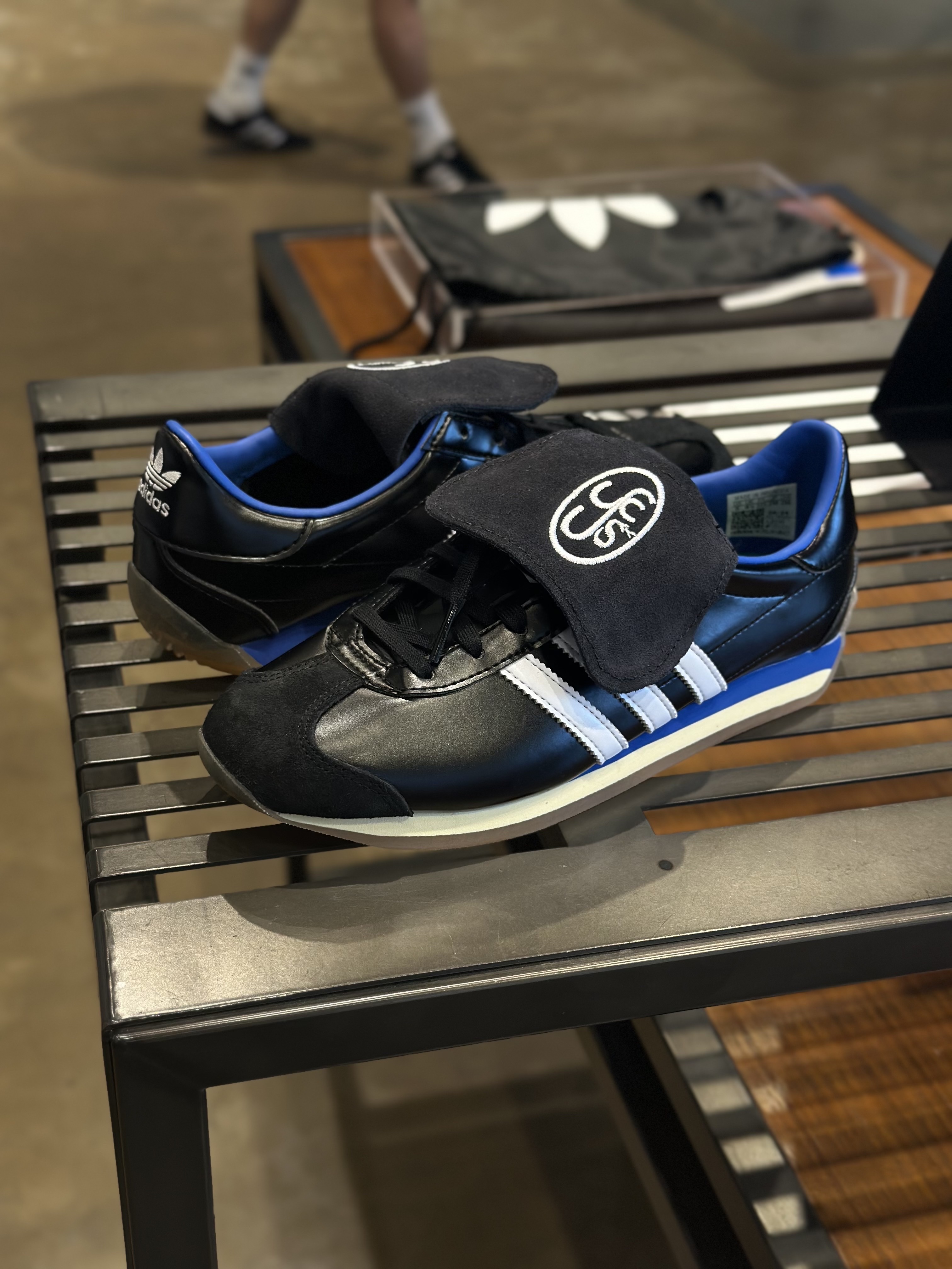Adidas x Yeseyesee Country OG Core Black Cloud White 착용 스타일 - 9