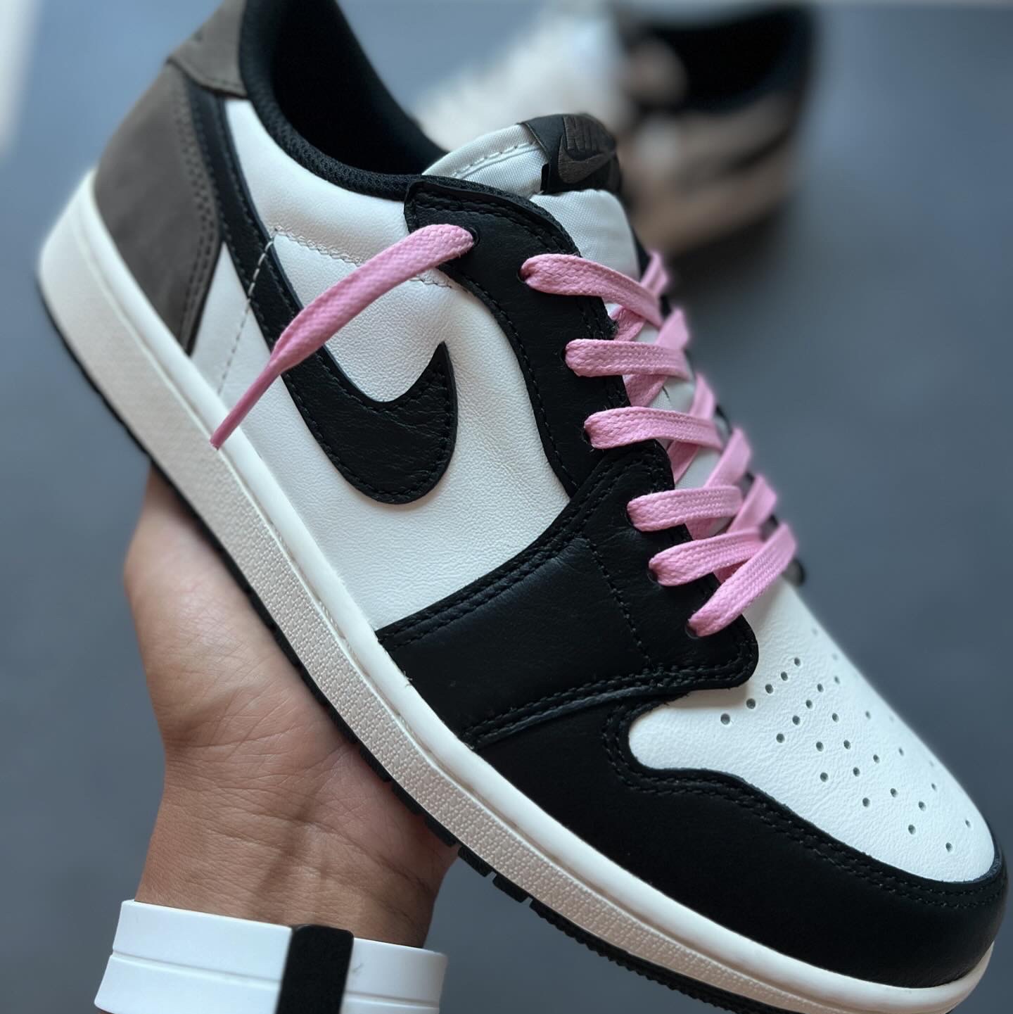 Jordan 1 Retro Low OG Mocha 착용 스타일 - 3