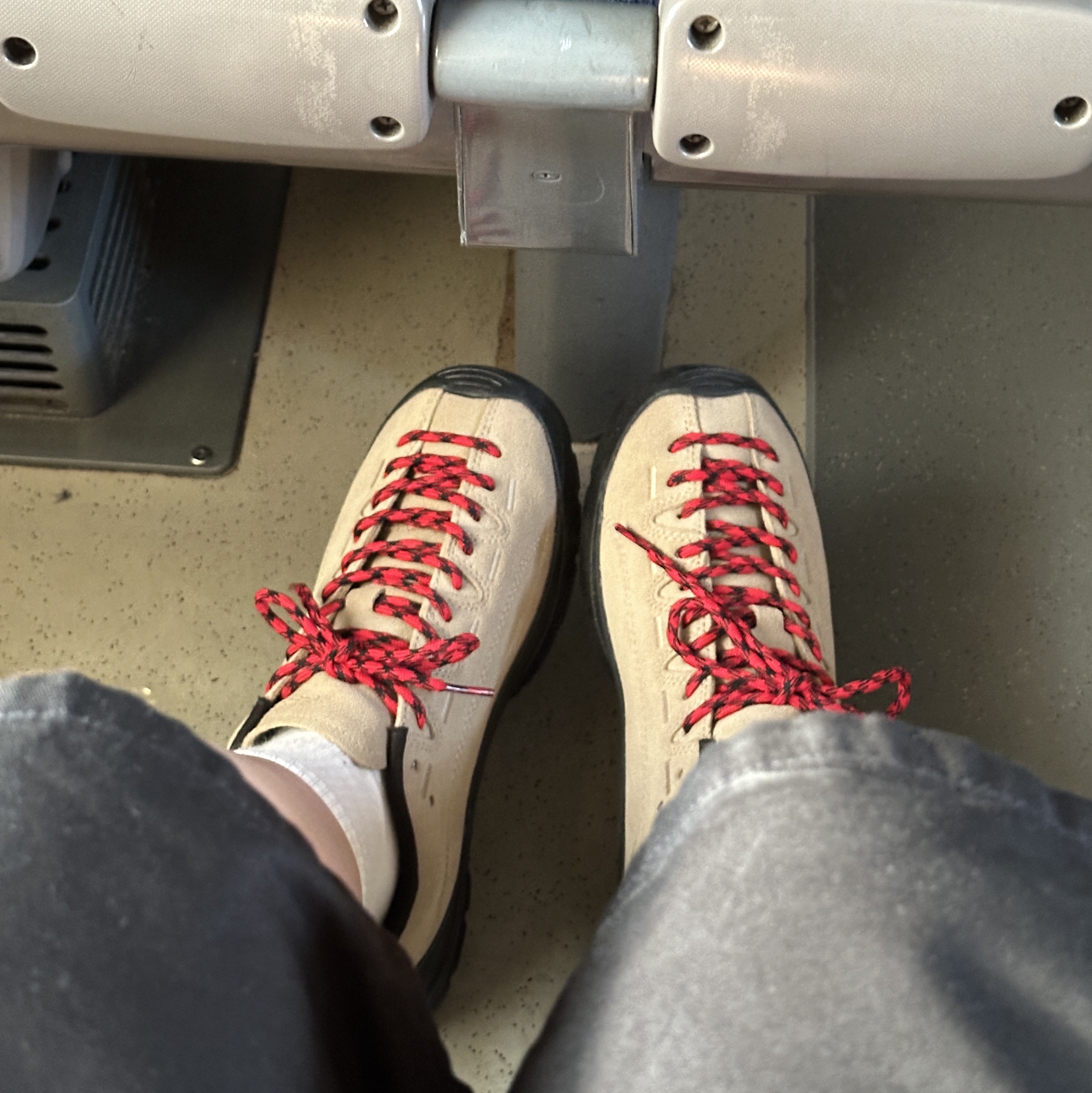 Keen Jasper Suede Sneakers Silver Mink 착용 스타일 - 3