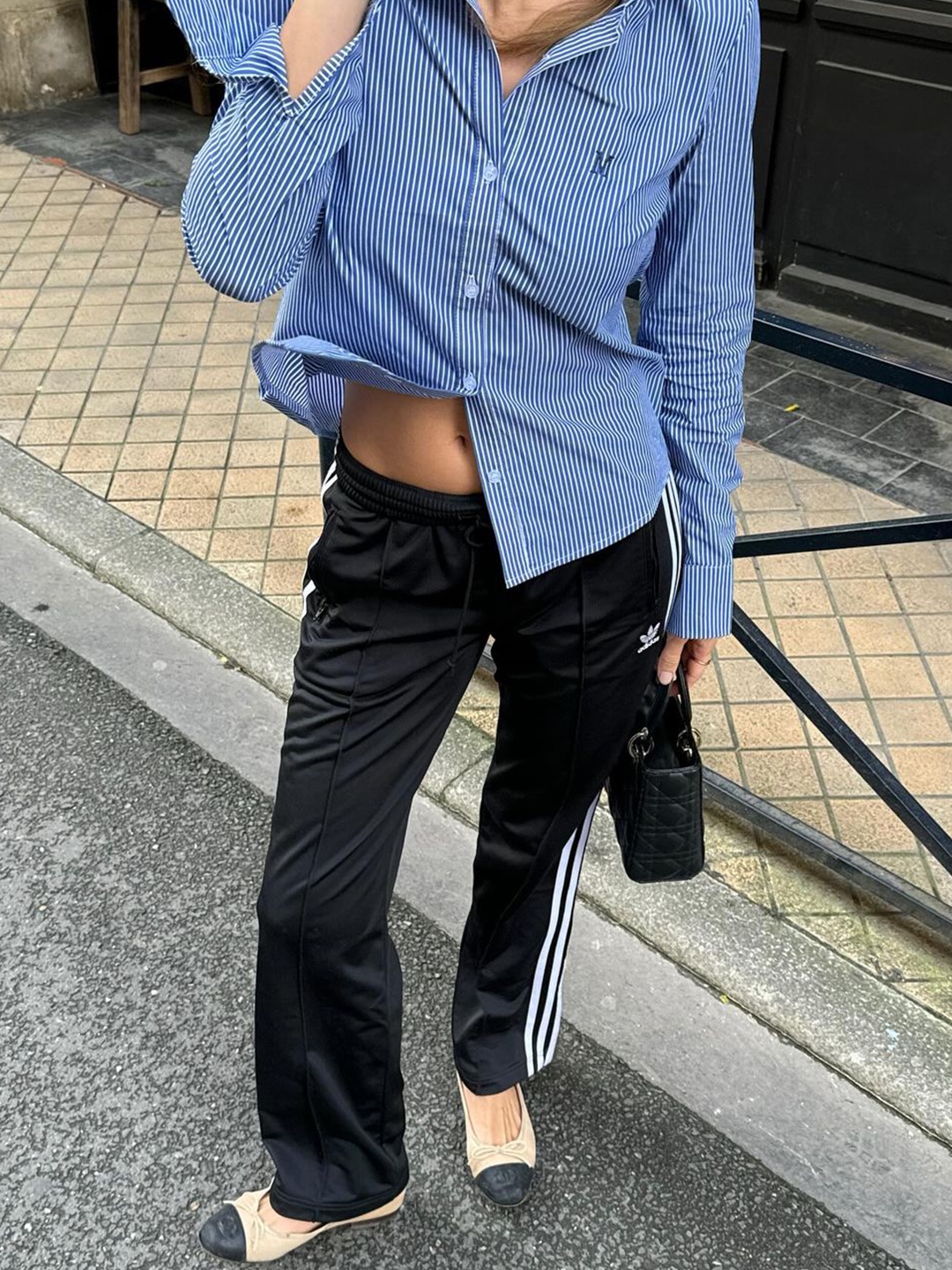 IAB Studio Worksout 20th Anniversary Work Shirt Blue Stripe, Play Comme des Garcons Striped Black Heart Shirt Blue 착용 스타일 - 3