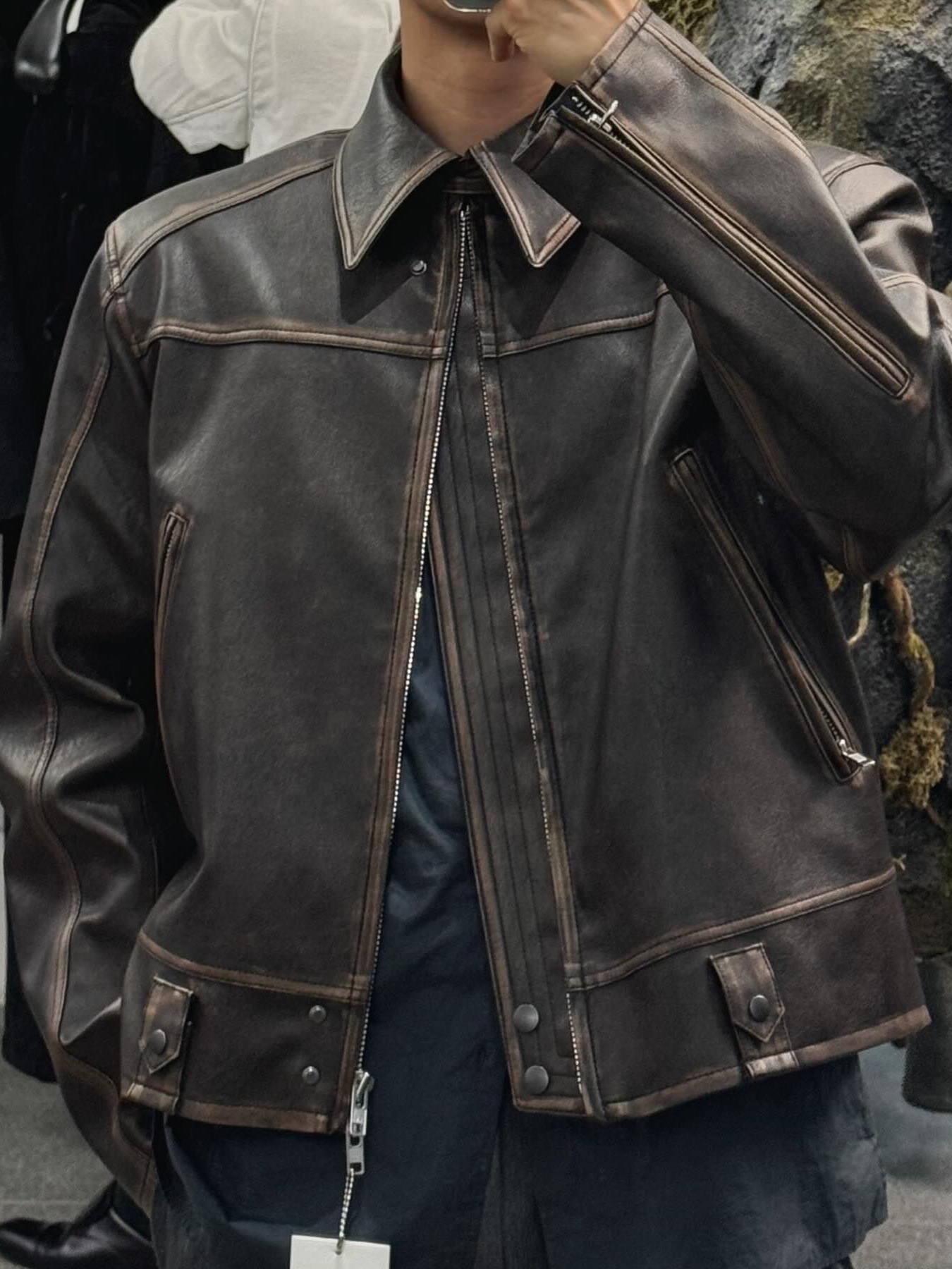 Haleine 3D Distressed Faux Leahter Jacket Black (VJ301), Haleine 3D Distressed Faux Leather Jacket Brown (VJ302) 착용 스타일