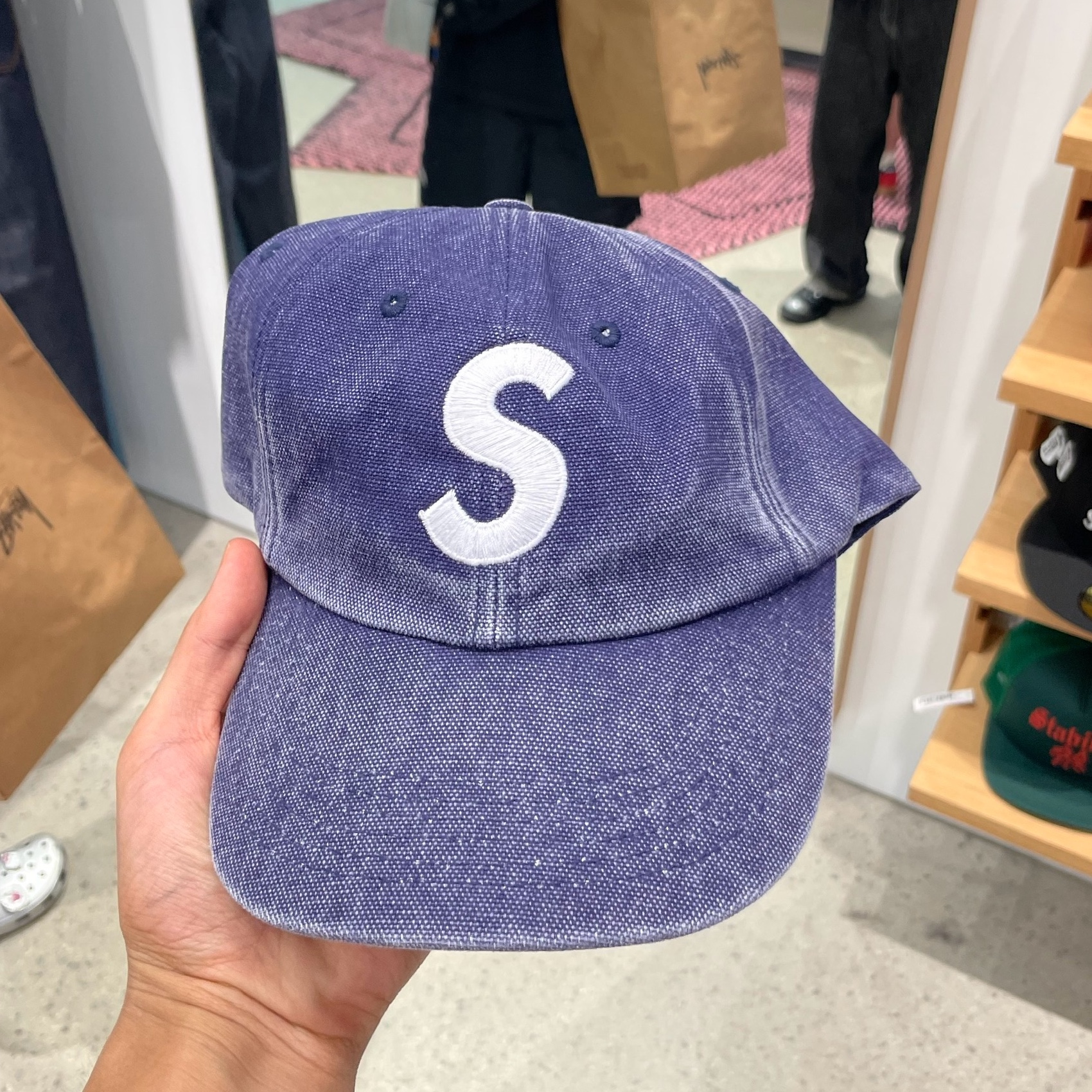 Supreme Pigment S Logo 6-Panel Navy - 24FW 착용 스타일