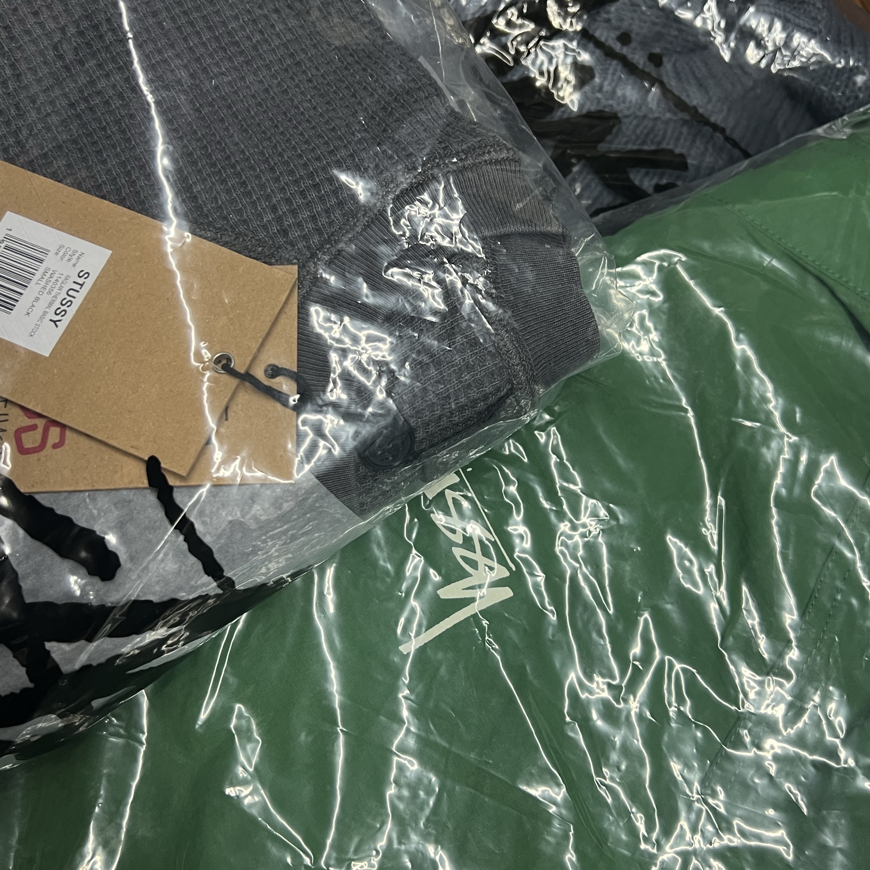 Stussy Raglan Thermal LS Crew Washed Black, Stussy Wave Dye Beach Shell Jacket Pine 착용 스타일