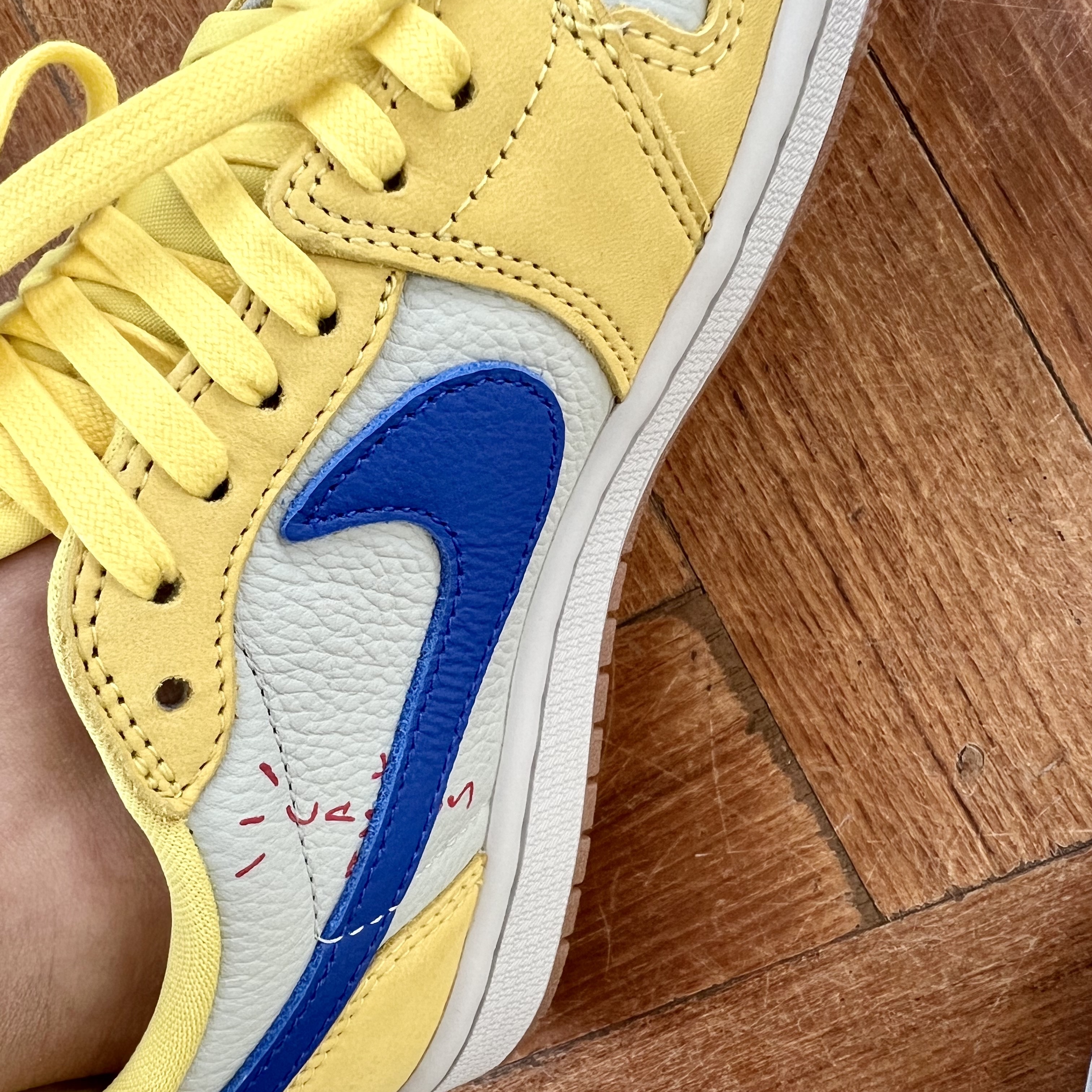 (W) Jordan 1 x Travis Scott Retro Low OG SP Canary 착용 스타일 - 2