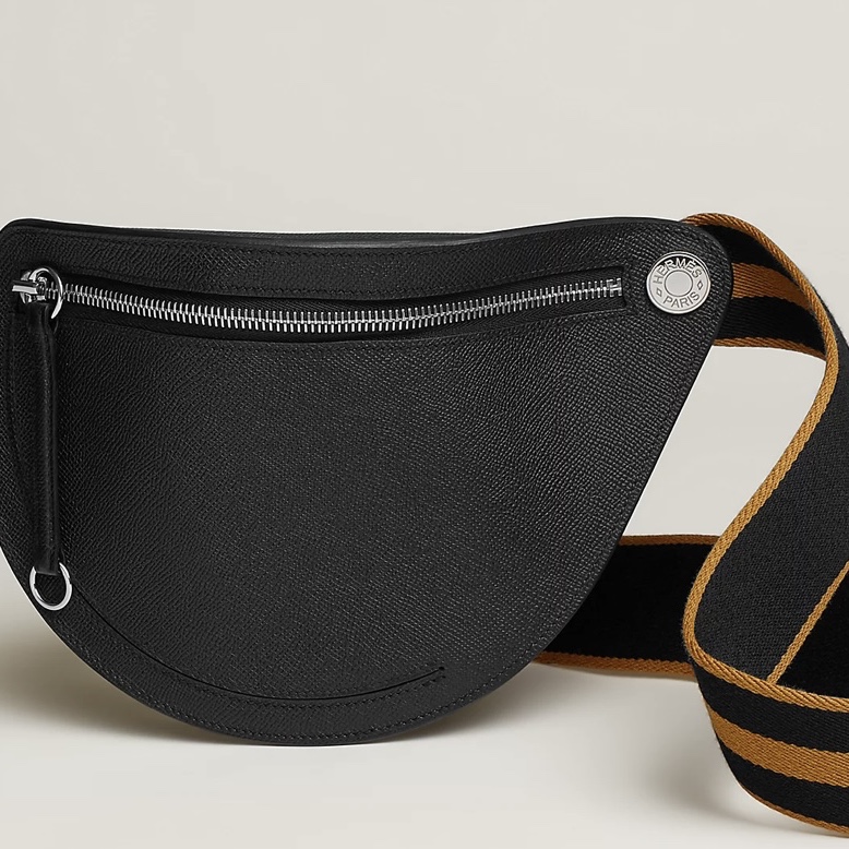 Hermes Petite Course Bag Epsom & Palladium Noir Caramel 착용 스타일 - 1