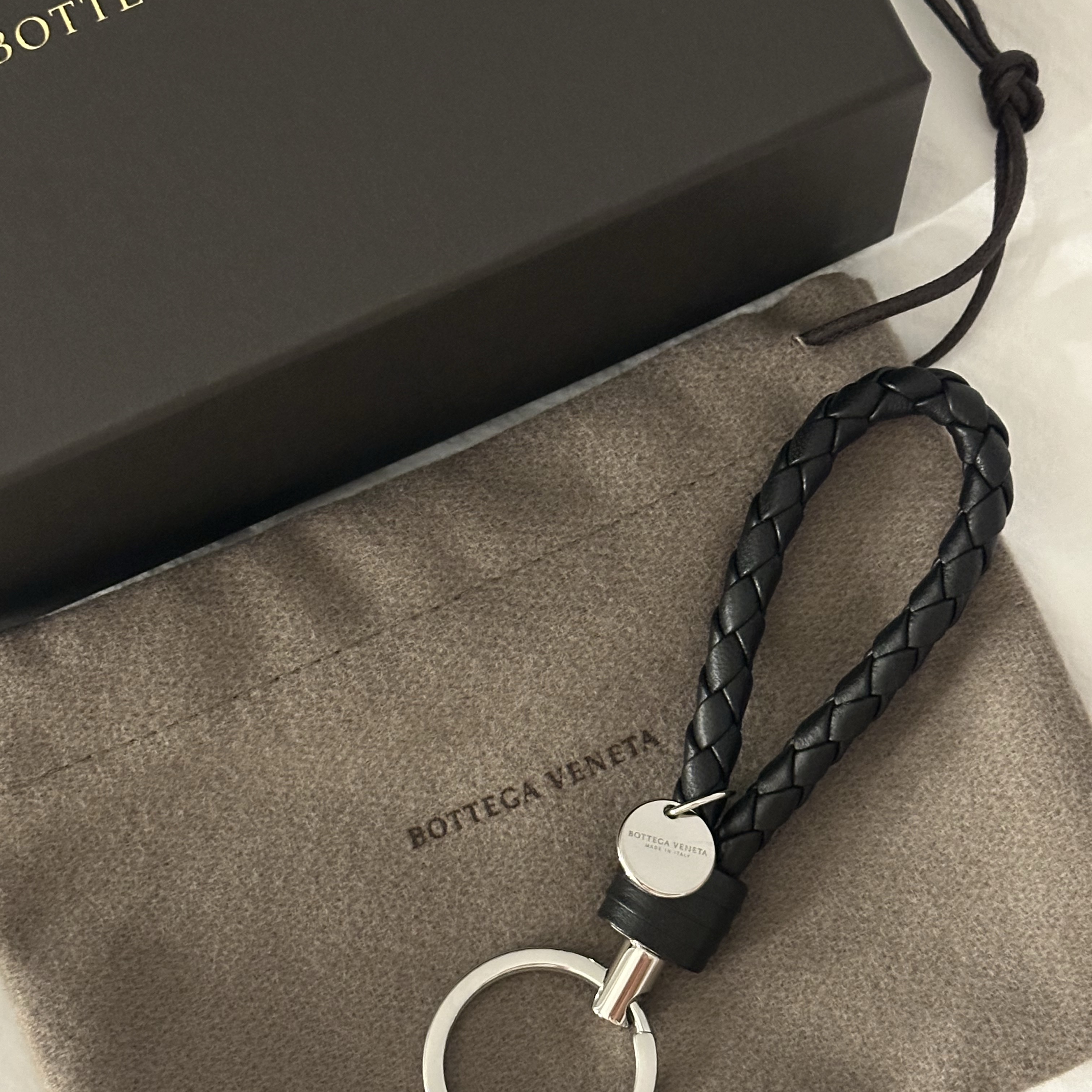Bottega Veneta Logo Tag Keyring Black 착용 스타일