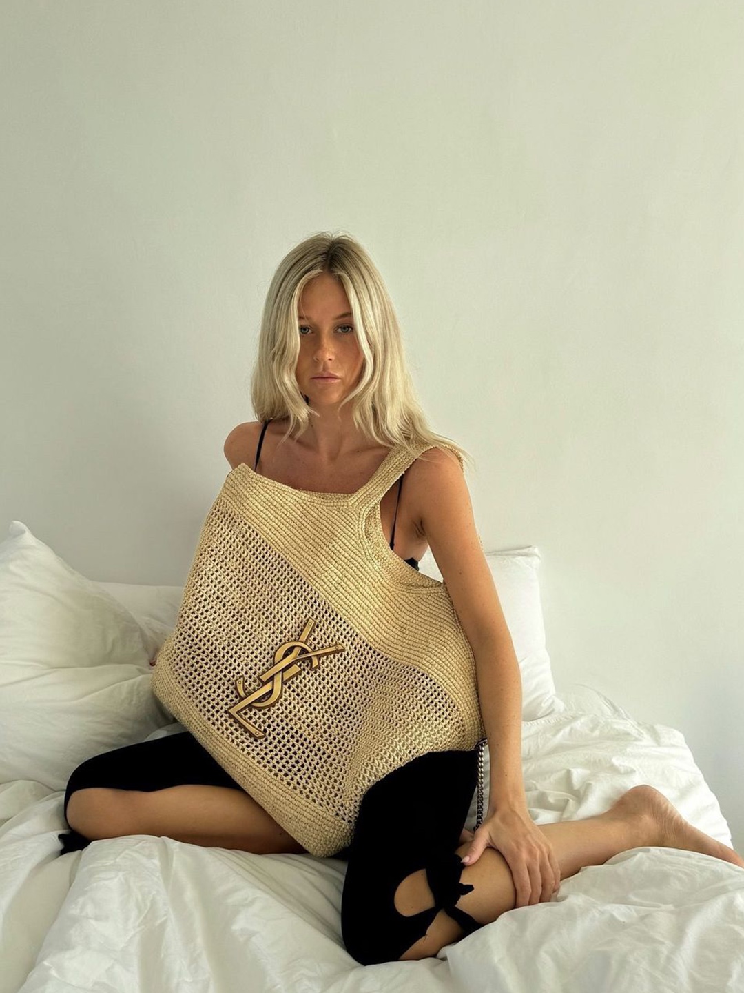 Saint Laurent Panier Small Bag in Crochet Raffia and Smooth Leather Naturel, Saint Laurent Panier Small Bag in Raffia Naturel 착용 스타일 - 3