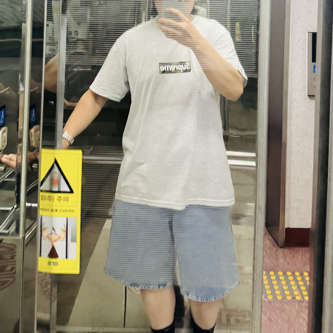 Supreme Box Logo T-Shirt Ash Grey - 23FW, Supreme Baggy Denim Shorts Washed Blue - 23SS 착용 스타일 - 2