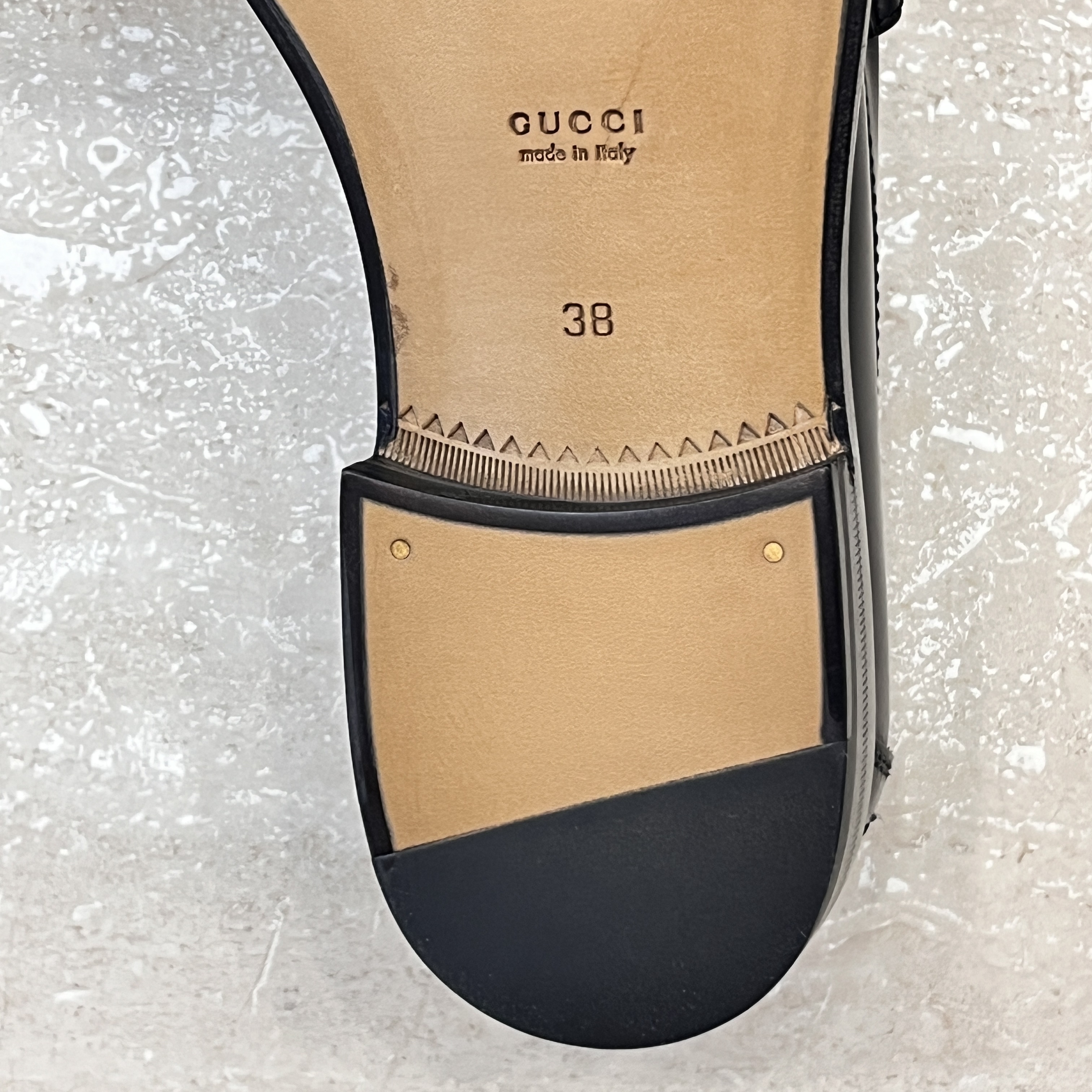 (W) Gucci Interlocking G Loafer Black White Leather 착용 스타일 - 7